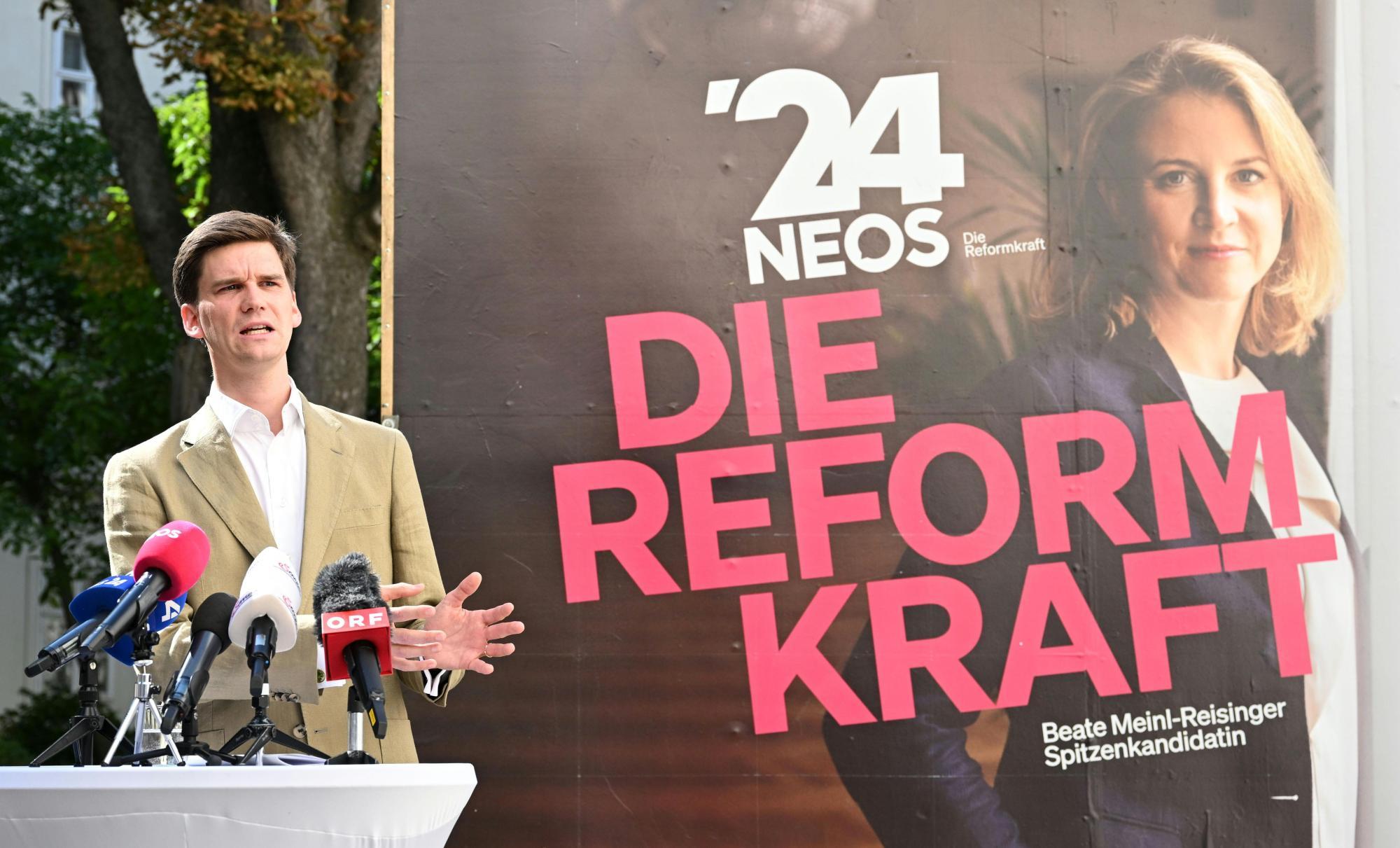 Matthias Strolz präsentiert die Wahlkampagne der NEOS mit Beate Meinl-Reisinger.