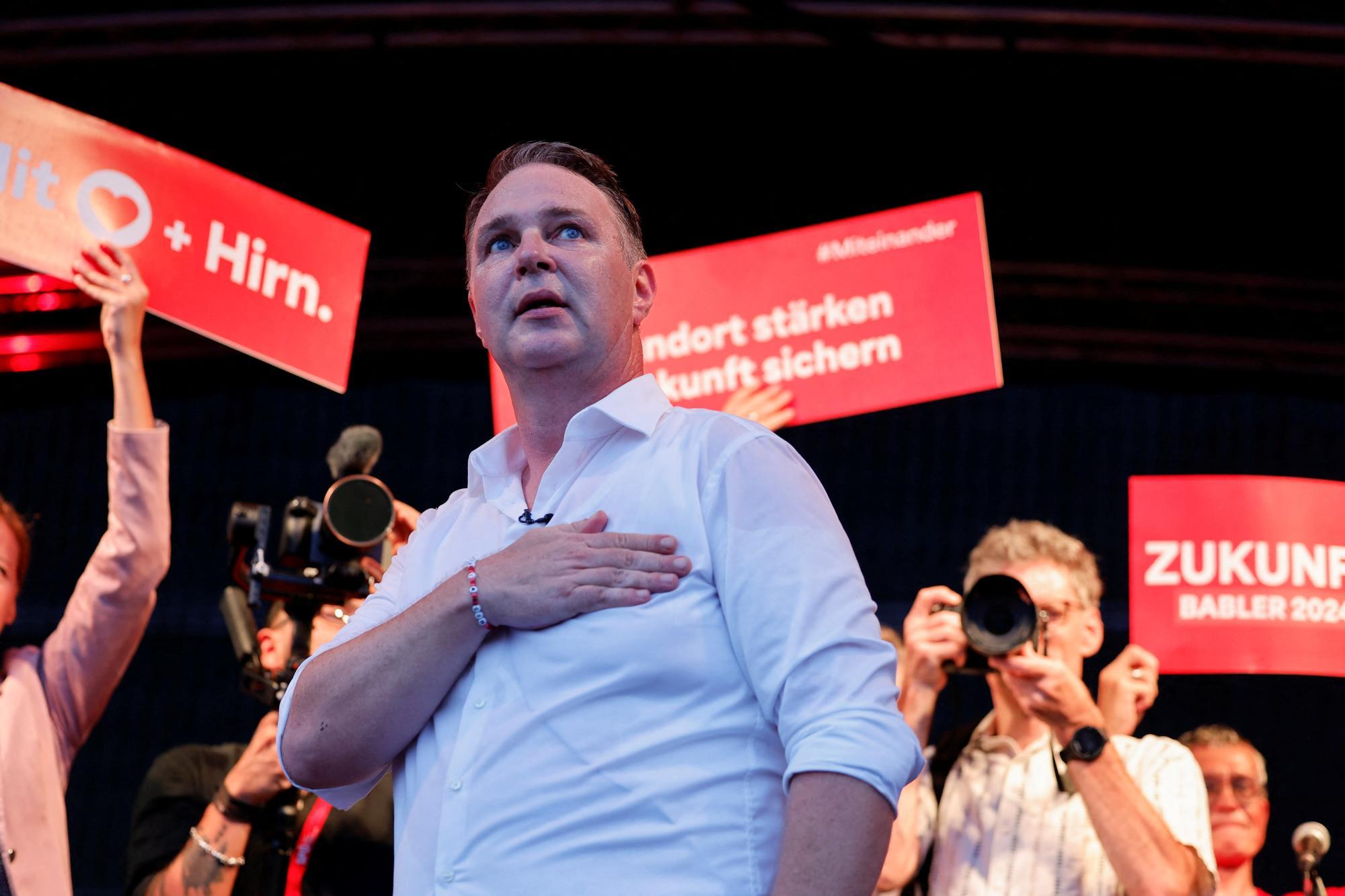 Andreas Babler spricht in Linz vor Anhängern.