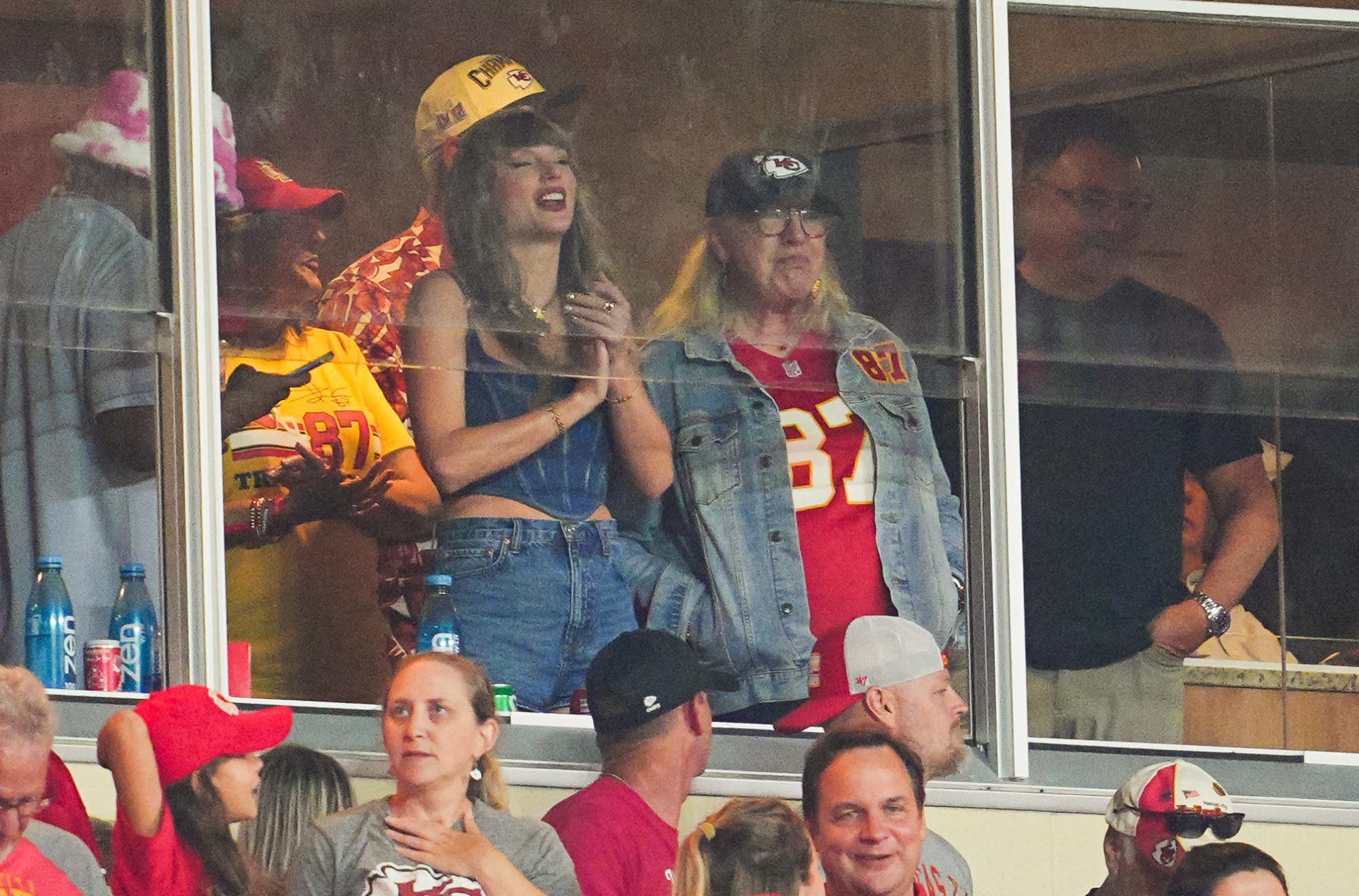 Taylor Swift feuert ihren Freund Travis Kelce an