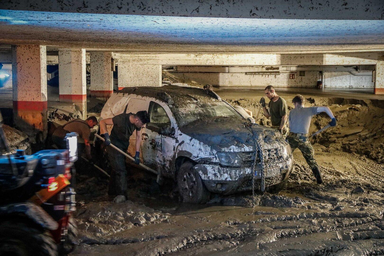 Verschlammtes Auto nach Unwetter.