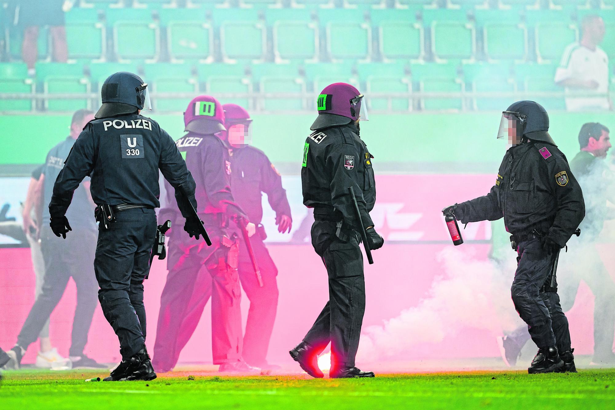 Polizisten in Schutzkleidung während eines Fußballspiels zwischen Rapid und Austria Wien.