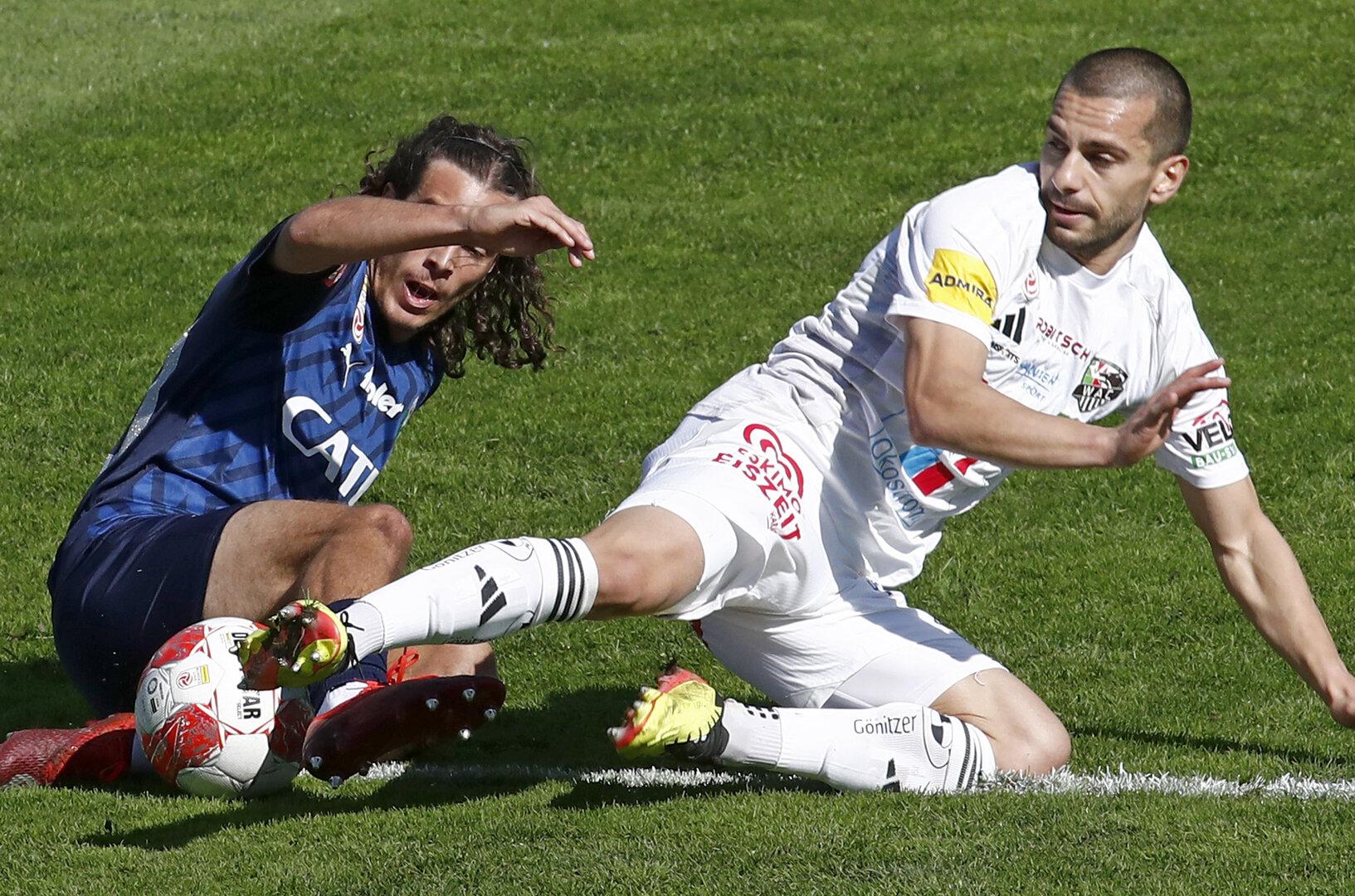 FUSSBALL: ADMIRAL BUNDESLIGA/ 8. RUNDE: RZ PELLETS WAC - WSG TIROL Taferner (li.) fabrizierte ein Eigentor