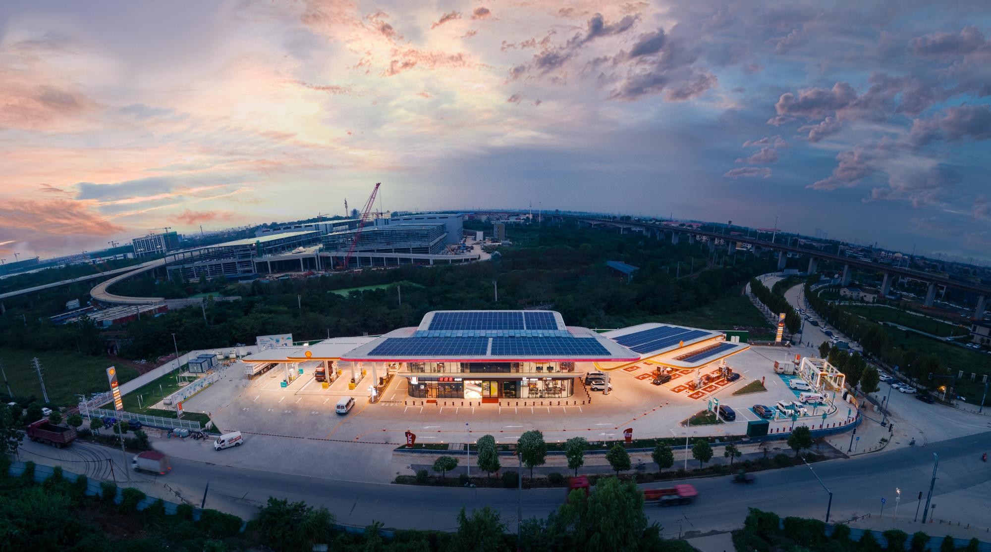 Futuristischer Mobility Hub in Panlong, China, mit Schnellladestationen, vielen Treibstoffen, Wasserstoff und Fast-Food-Restaurant