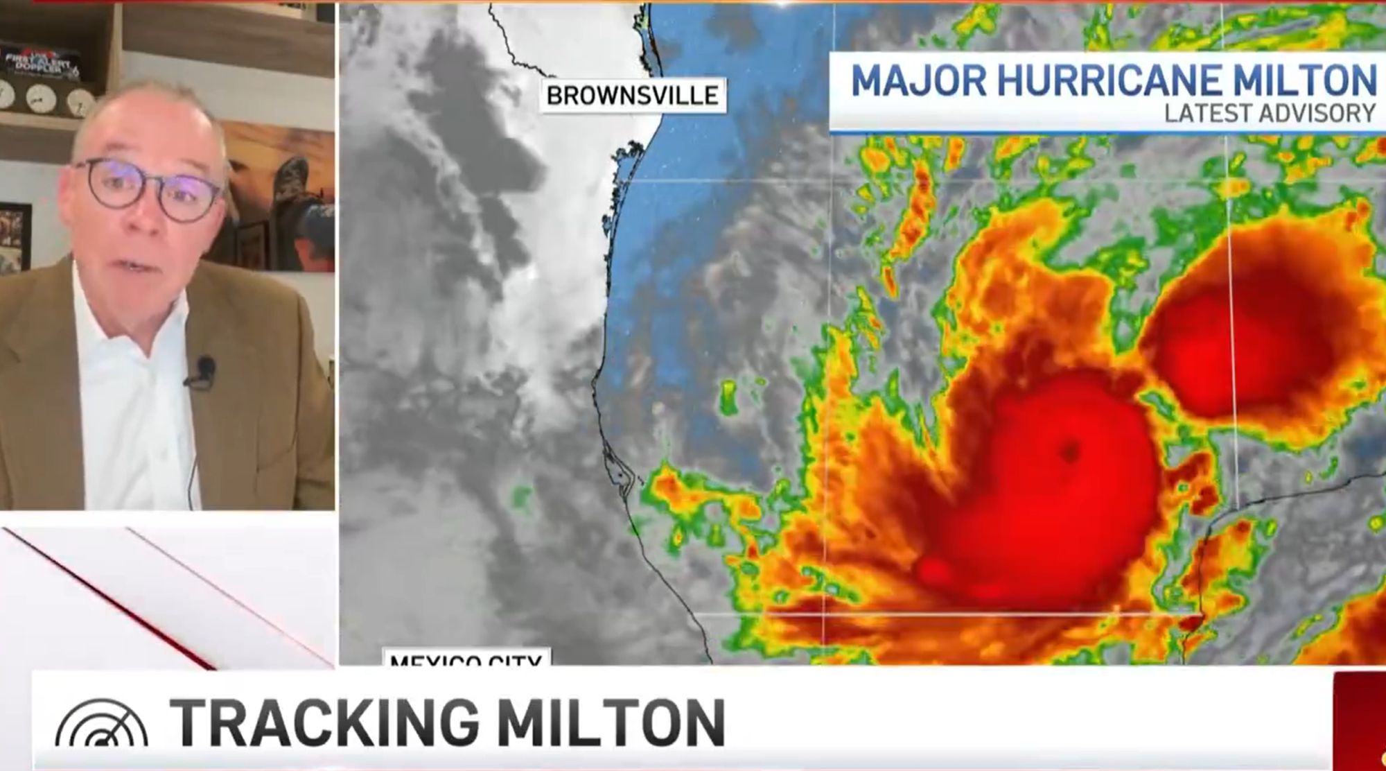 Ein Mann spricht vor einer Karte, die den Hurrikan Milton zeigt.