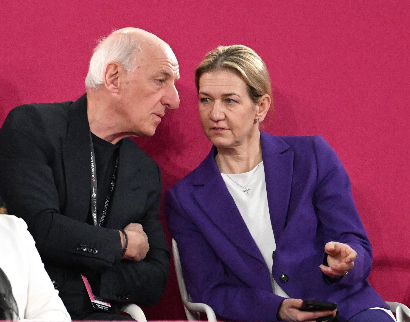 Peter-Michael Reichel und seine Tochter Sandra Reichel im Gespräch