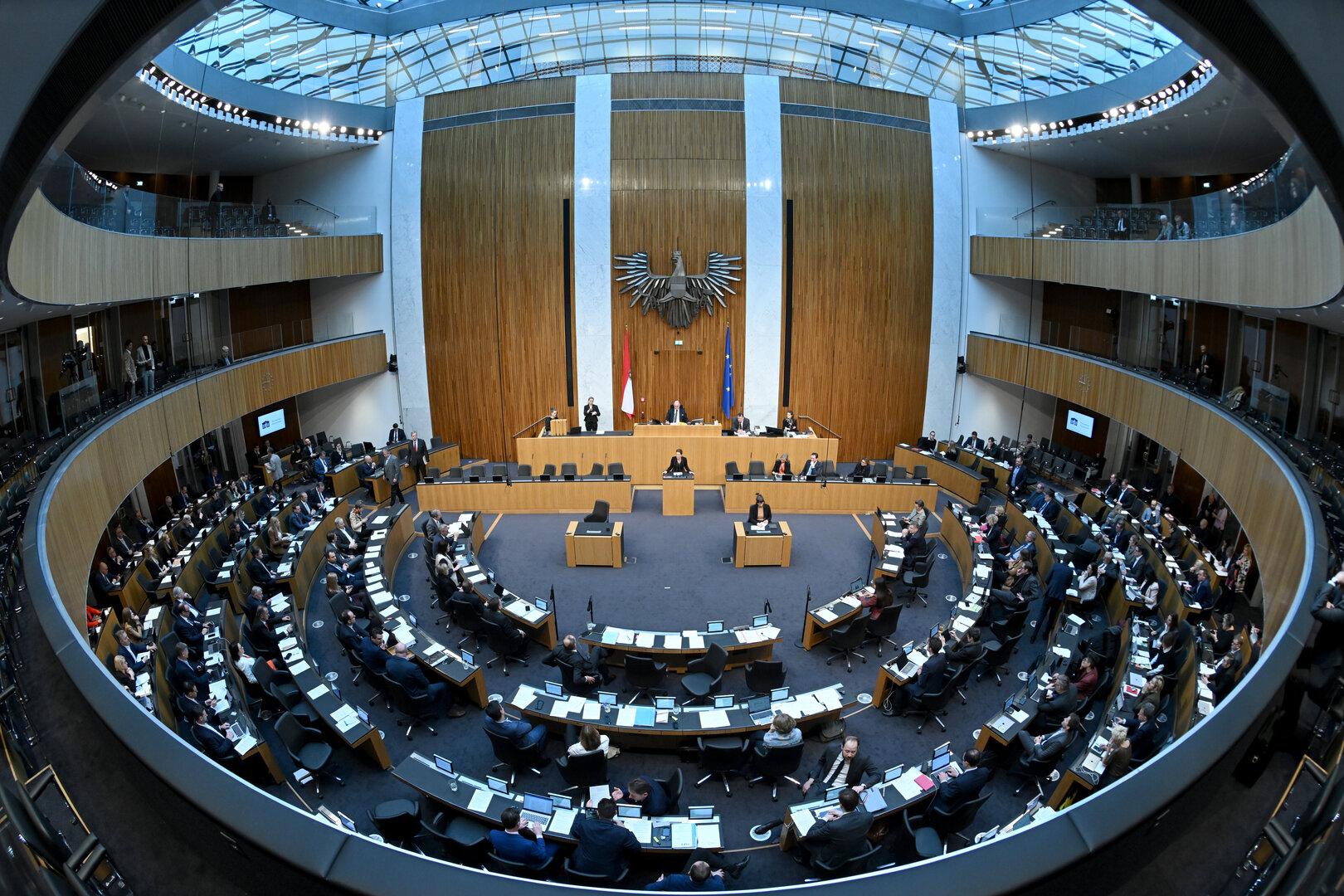 Blick in den Plenarsaal des österreichischen Parlaments in Wien.