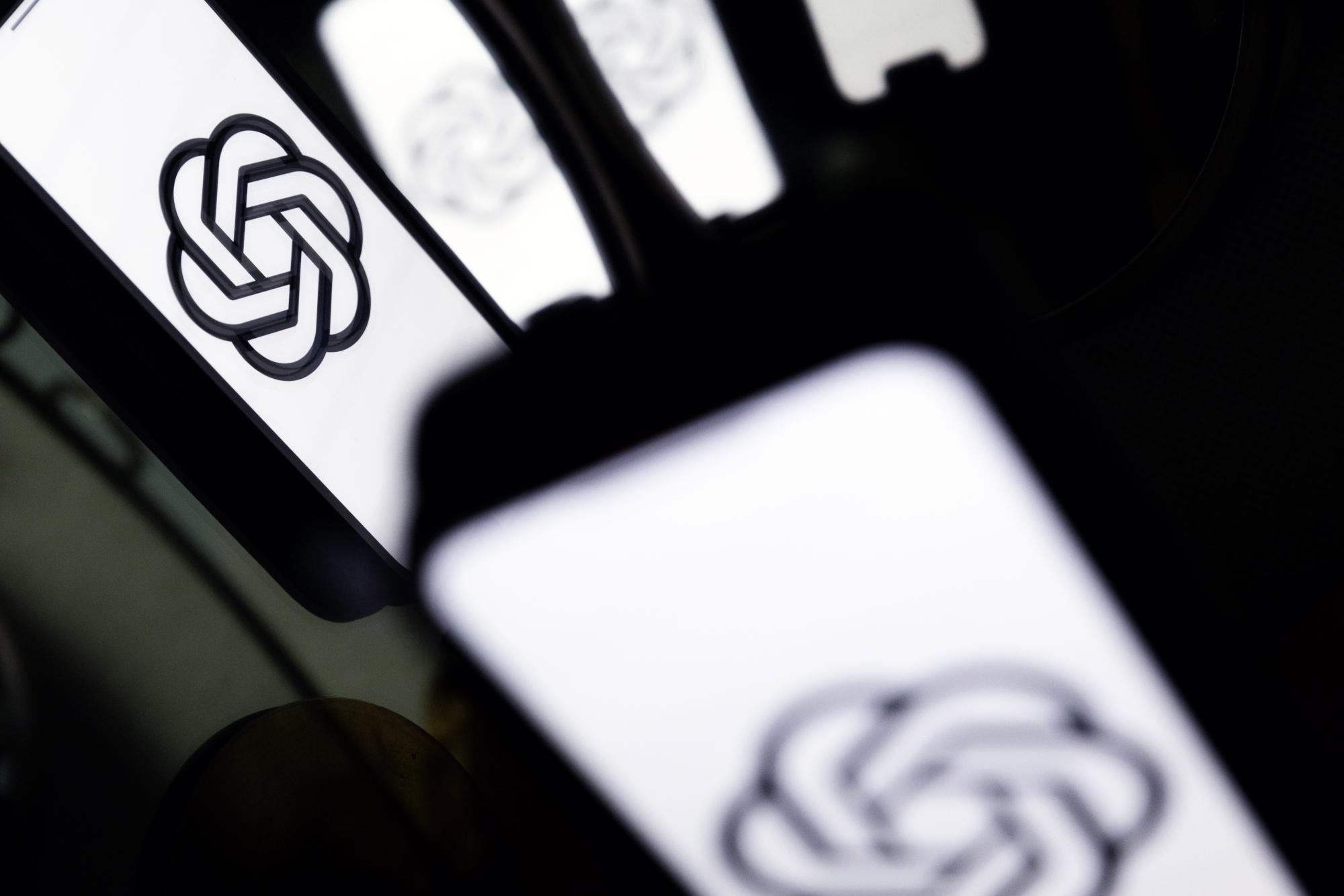 Mehrere Smartphones zeigen das Logo von ChatGPT.
