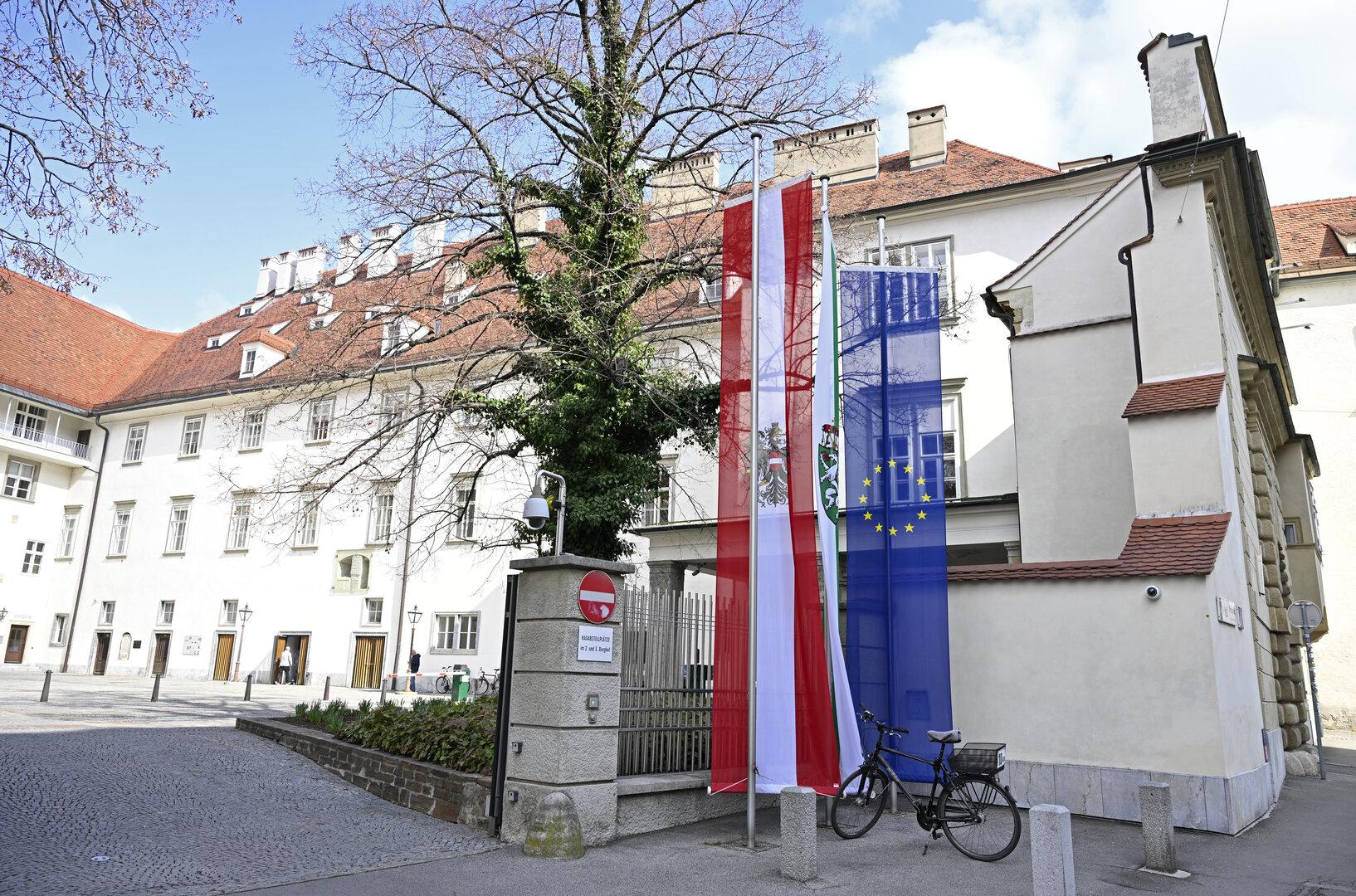 Die Grazer Burg mit österreichischer und europäischer Flagge.