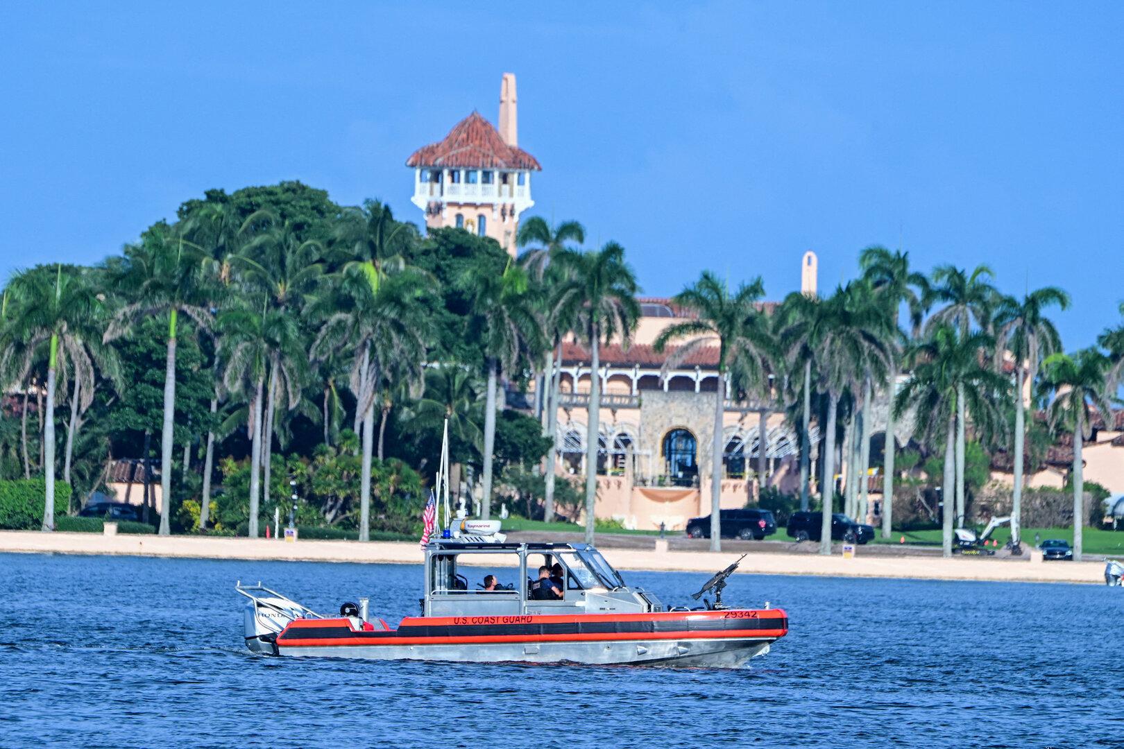 Ein Boot der US-Küstenwache patrouilliert vor Mar-a-Lago.