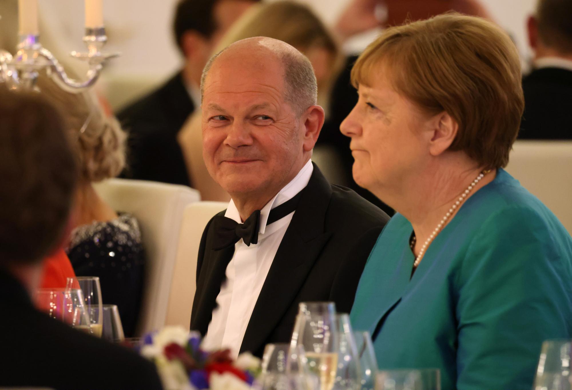 Von Adenauer bis Scholz: Deutsche Bundesregierungen und Kanzler im Rückblick