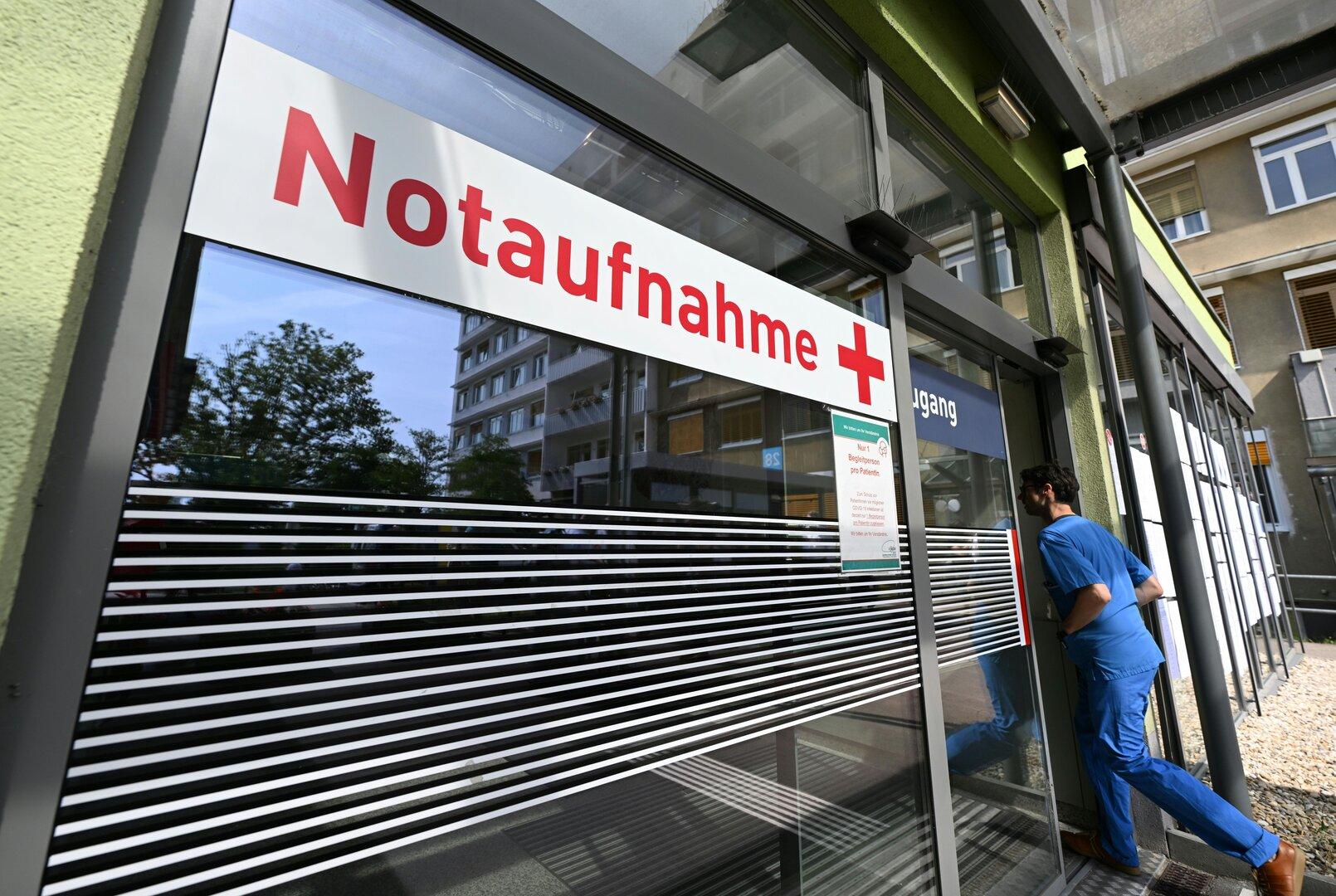 V Hallu na Tirolskem se je delavec hudo poškodoval v nesreči pri talilni peči