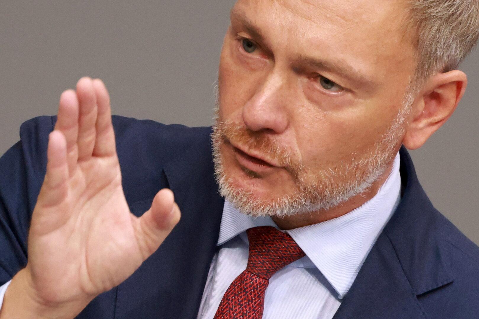 Christian Lindner gestikuliert während einer Rede.