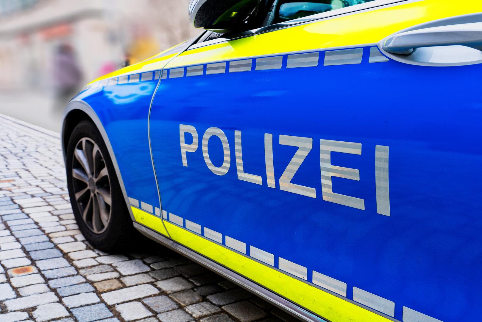 Während sie mit Opa telefonierte: Mann stößt Mädchen (16) vor Zug