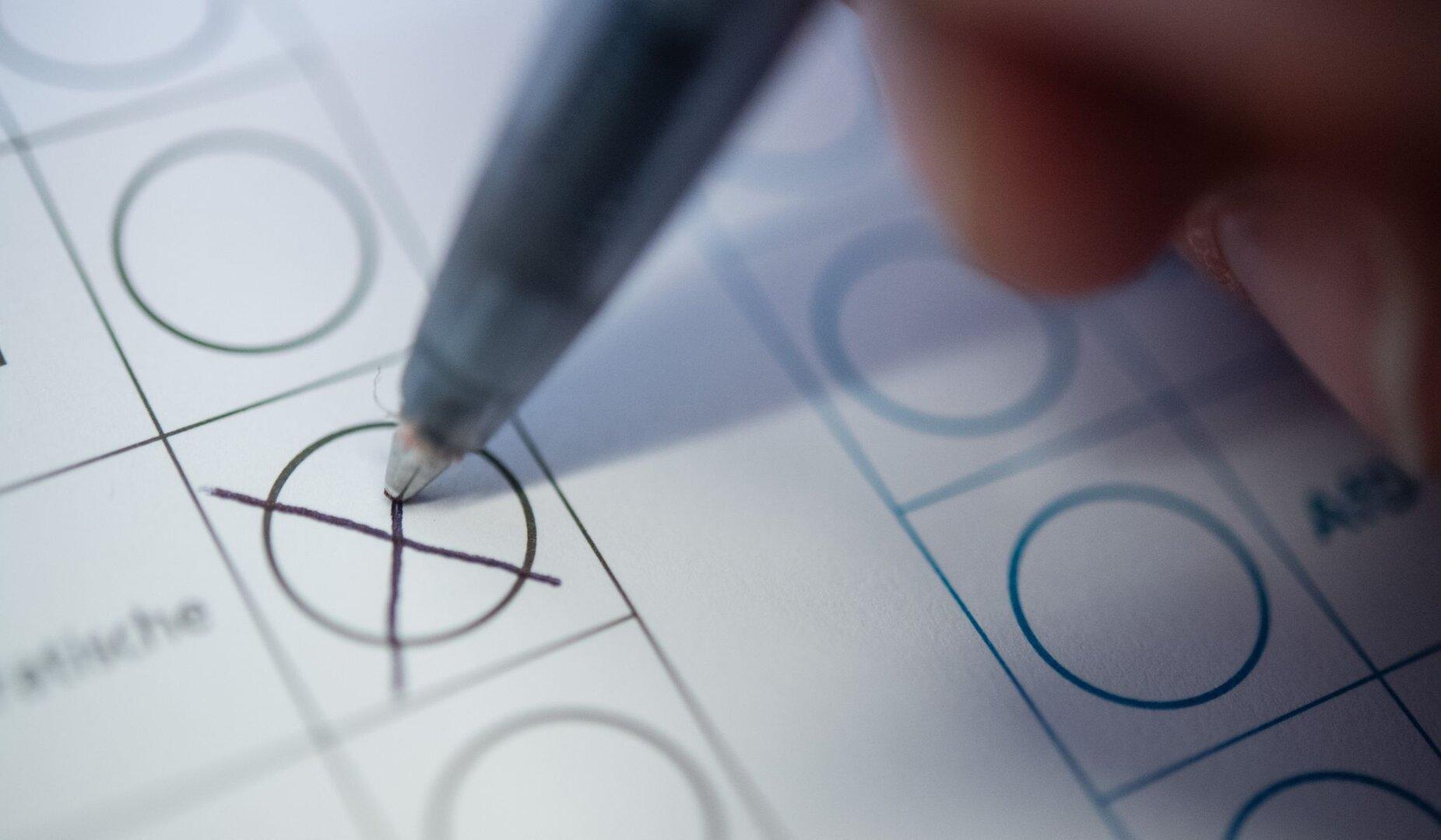 Ein Stimmzettel für die Wien-Wahl 2025 wird mit einem Stift ausgefüllt.