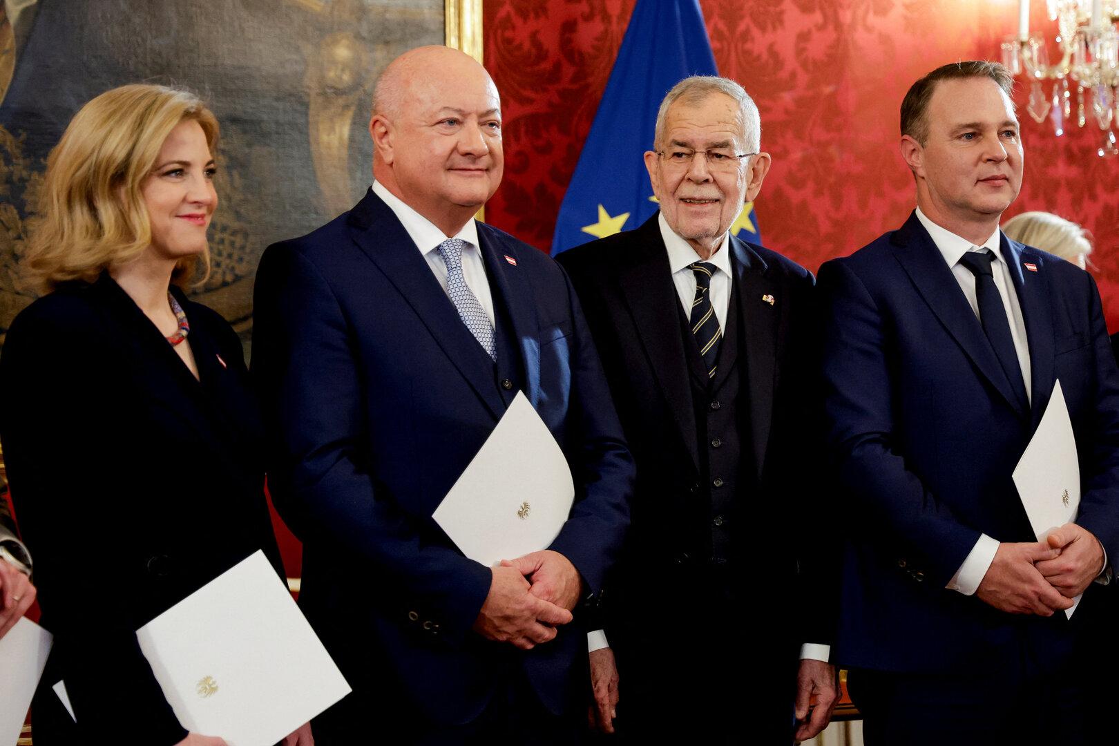 Bundespräsident Alexander Van der Bellen mit Mitgliedern seiner Regierung.
