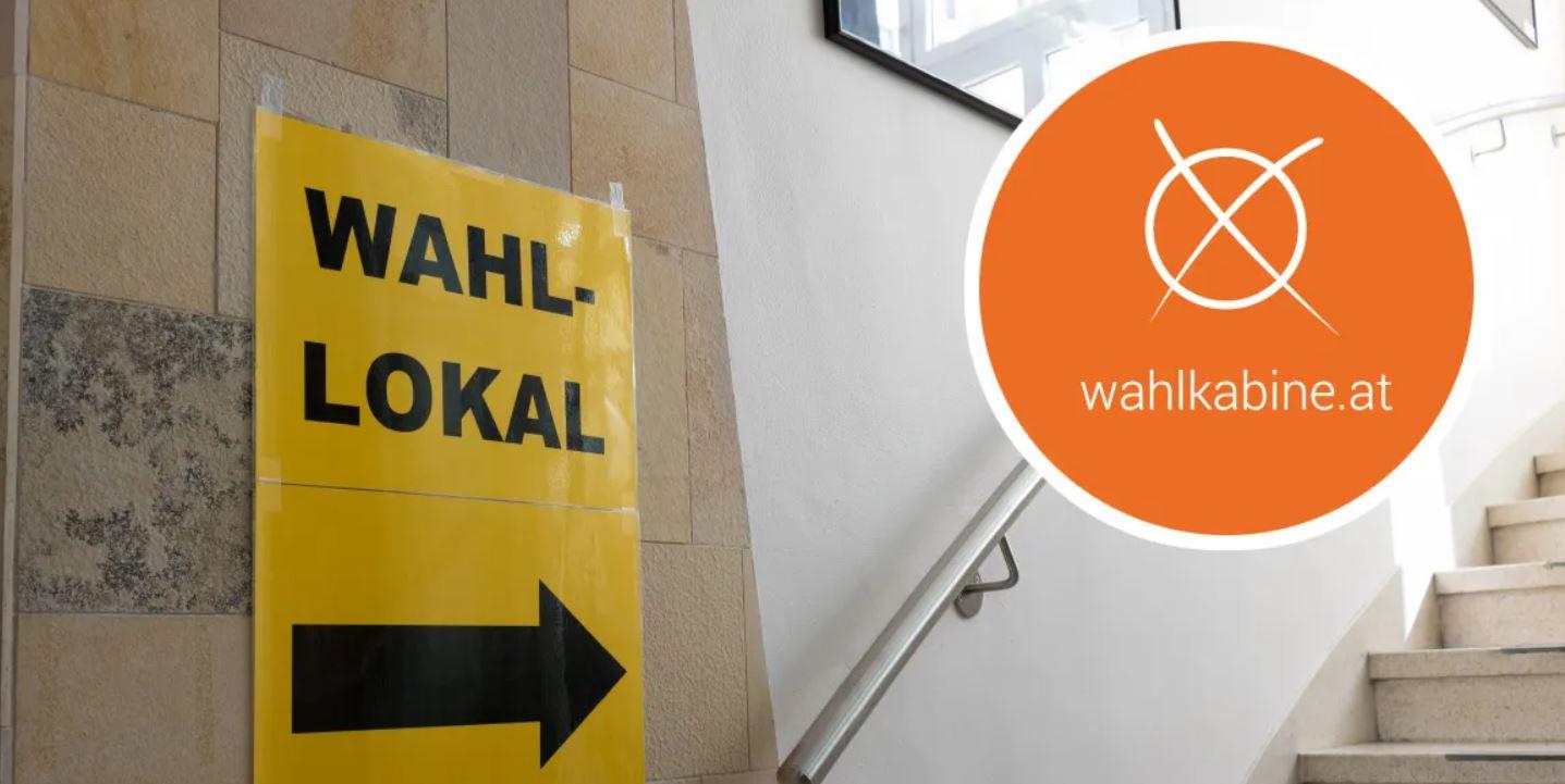 Wahllokal mit Werbung für Online-Wahlhelfer Wahlkabine.at.