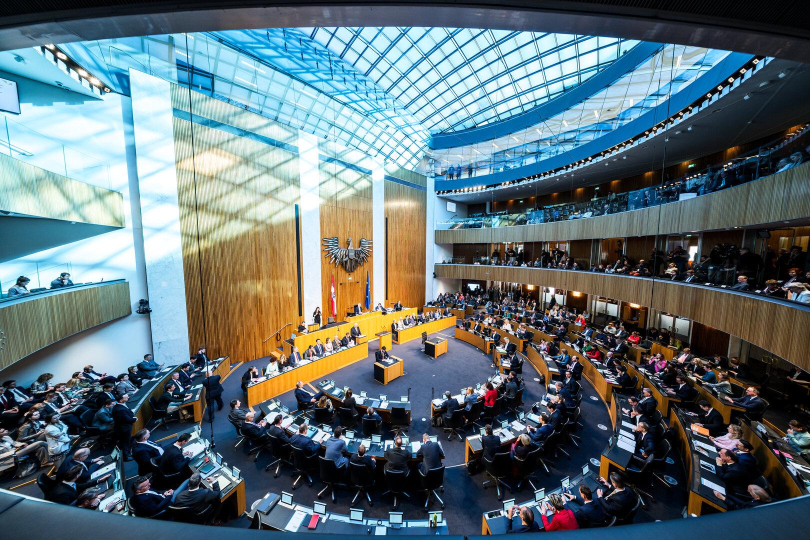 Blick in den Plenarsaal des österreichischen Parlaments in Wien.