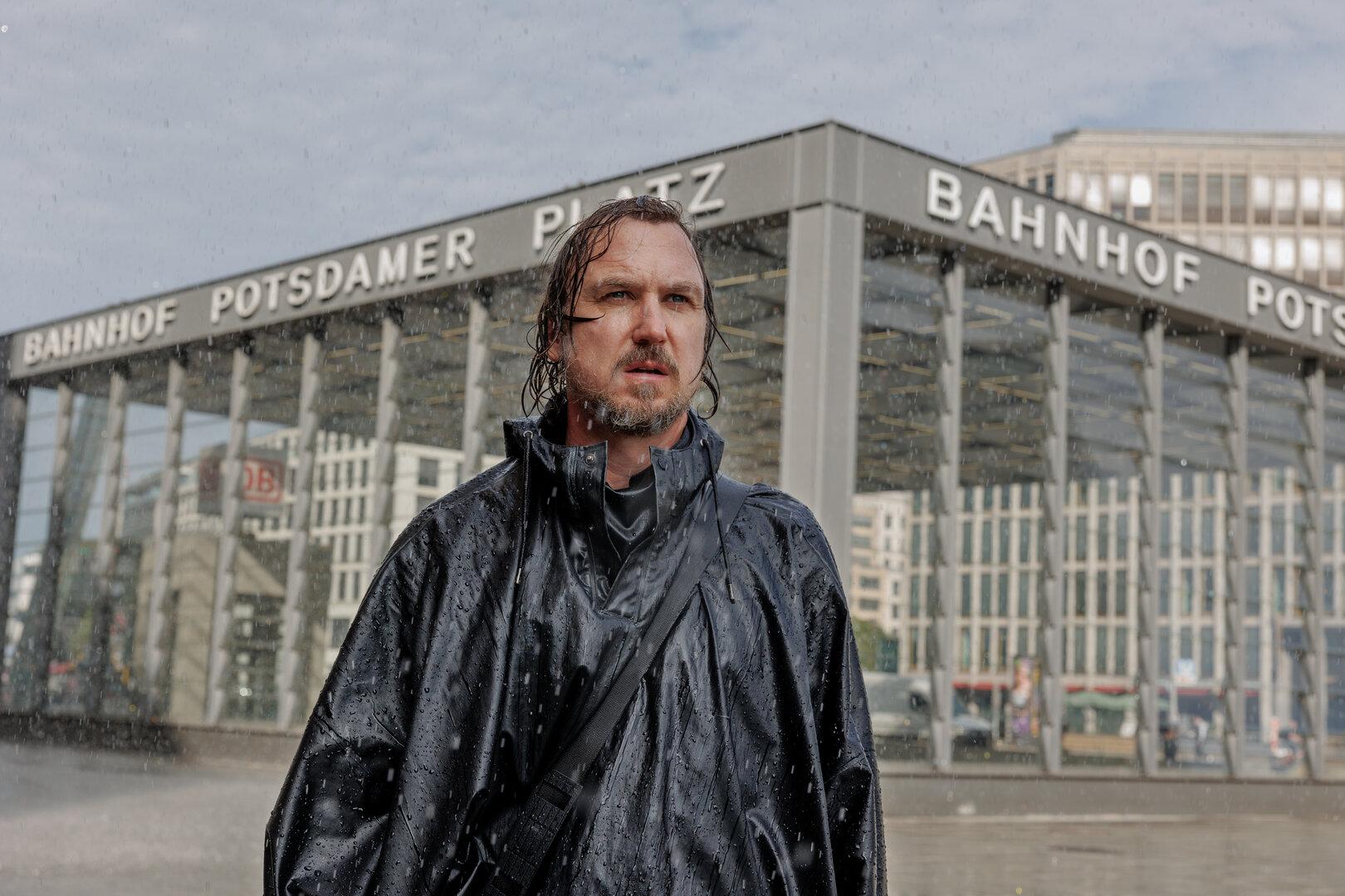 Filmkritik zu "Das Licht": Lars Eidinger (nackt) im Berliner Dauerregen