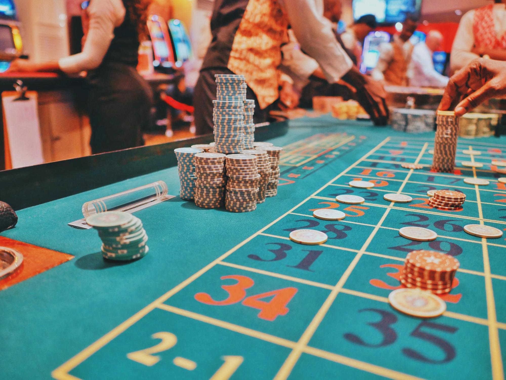 Trotz Hausverbot: Frau (69) schleicht sich ins Casino und ge