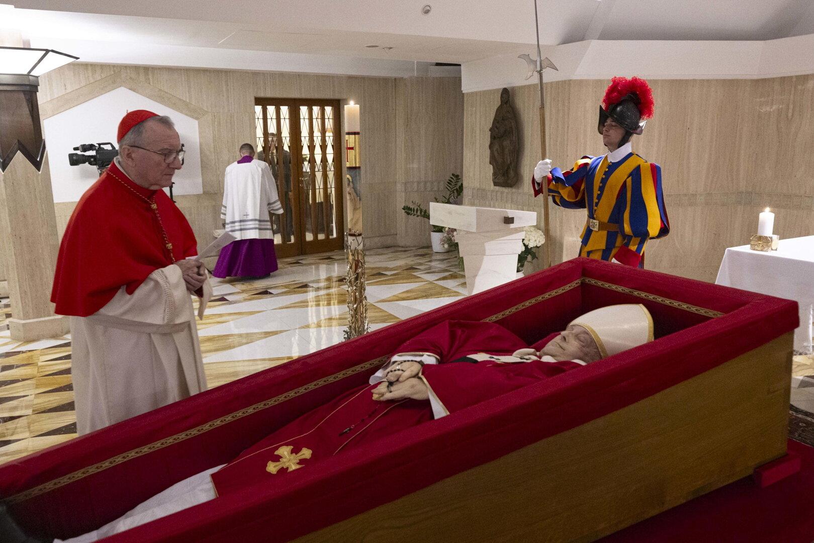 Rite of the Confirmation of the Pontiff's Death in Vatican City Ab Mittwochvormittag bis Samstag wird der offene Sarg mit dem verstorbenen Papst Franziskus im Petersdom aufgebahrt