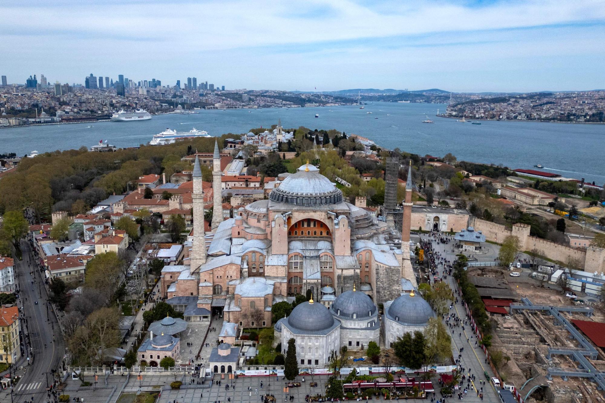 Knappe Kleidung: Türkische Girlband nach Auftritt im Visier der Justiz