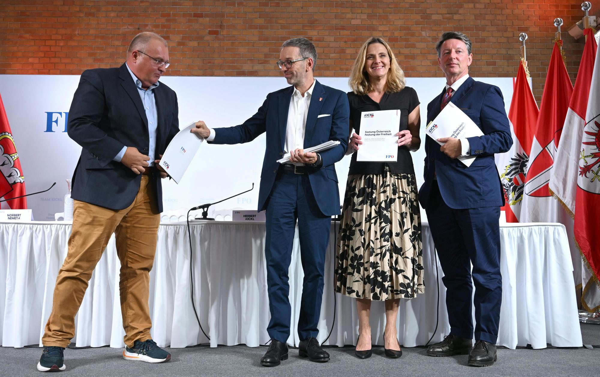 Norbert Nemeth, Herbert Kickl und andere präsentieren das FPÖ-Wahlprogramm.