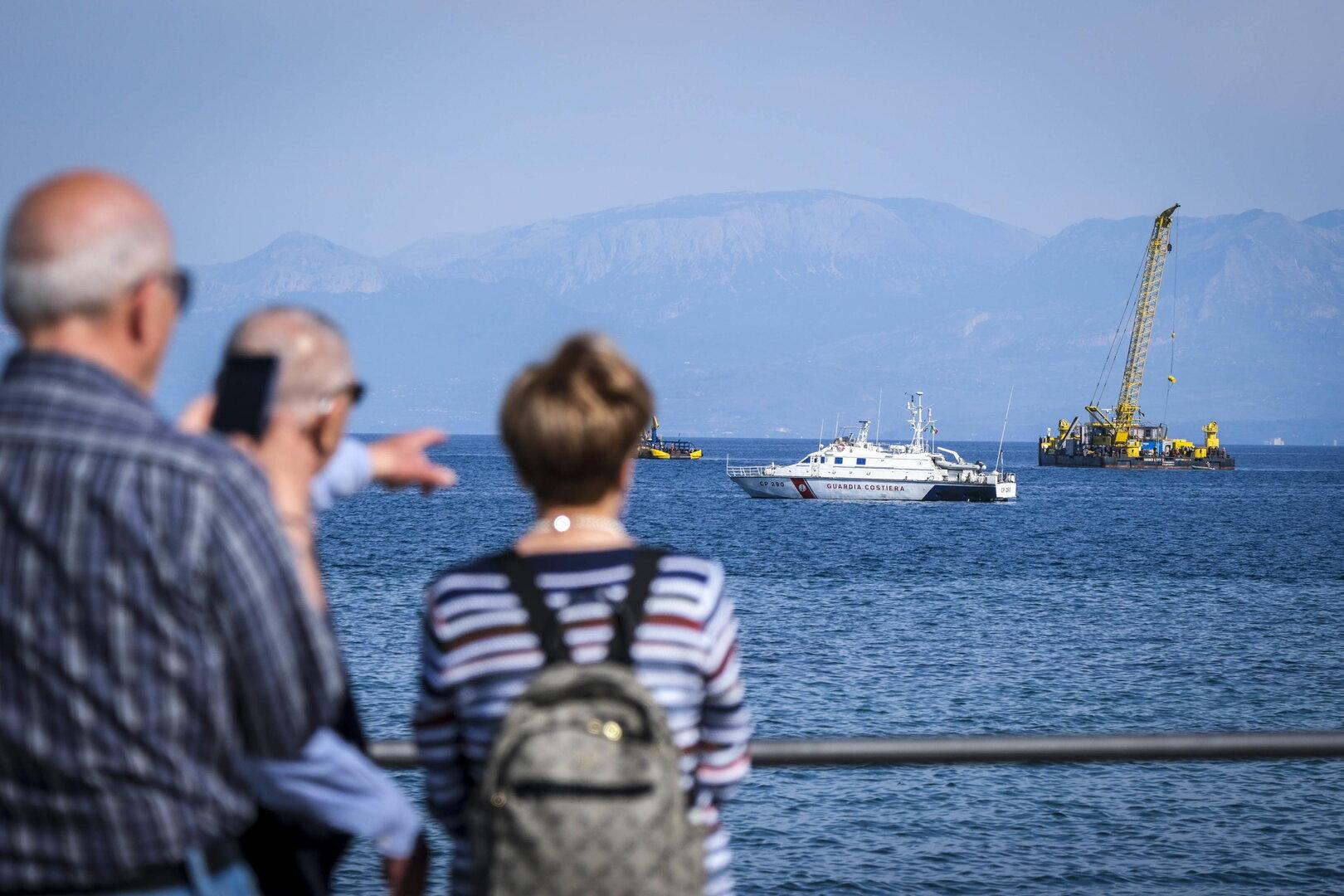 Ein Schwimmkran kommt in Palermo für die „Bayesian“-Seebodenbergung an.