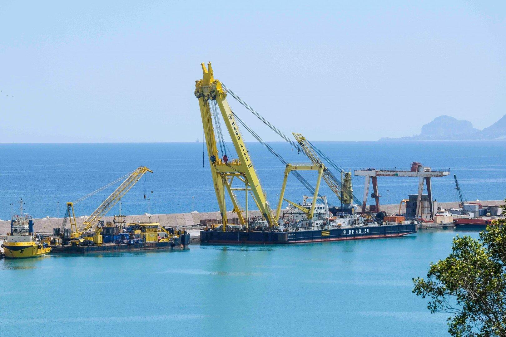 Bei der Bergung der Bayesian kommt auch ein schwimmender Kran zum Einsatz.