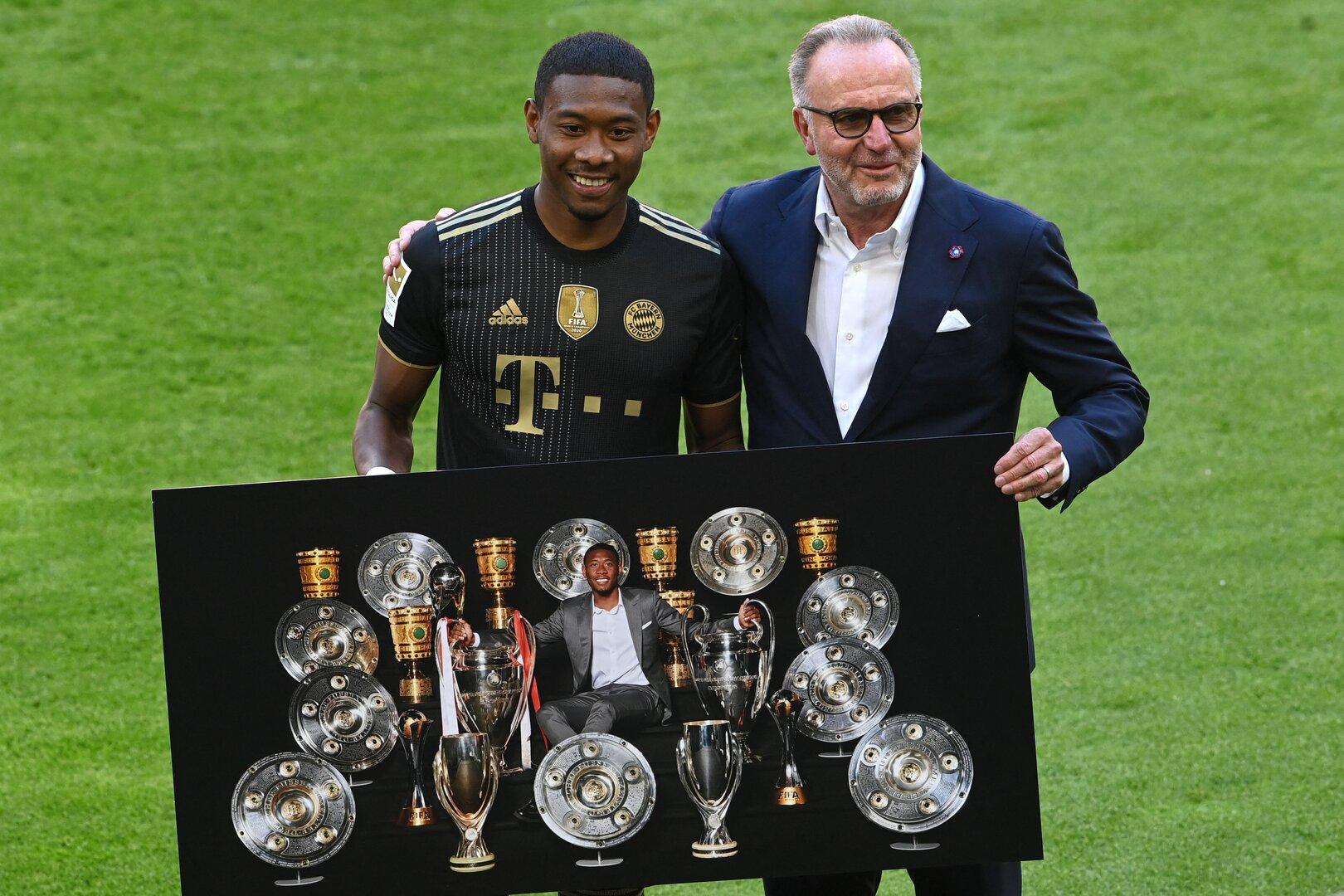 FBL-GER-BUNDESLIGA-BAYERN MUNICH-AUGSBURG Alabas Trophäensammlung bei den Bayern