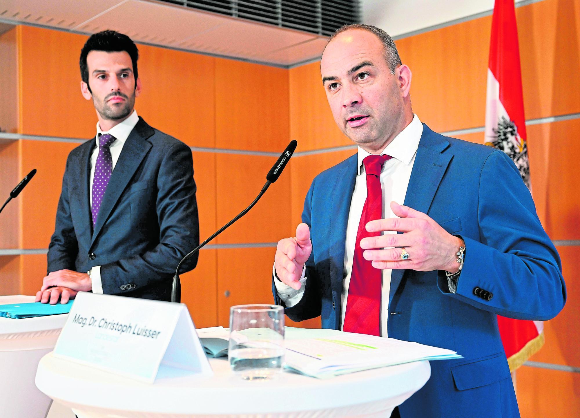 Niederösterreichs FPÖ-Chef Udo Landbauer und Sicherheitslandesrat Christoph Luisser PK "WENDEPUNKT IM AUFTRAG DER WÄHLER PRÄSENTATION DER RICHTLINIEN ZUM NÖ COVID-HILFSFONDS": LANDBAUER / LUISSER