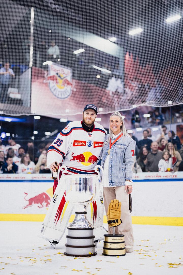 ICE Hockey League: EC Red Bull Salzburg vs. KAC Atte und Anna-Kaisa Tolvanen, der Liga-Pokal und die MVP-Trophäe.