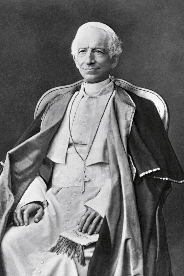 Ein Porträt von Papst Leo XIII., der in einem Stuhl sitzt.