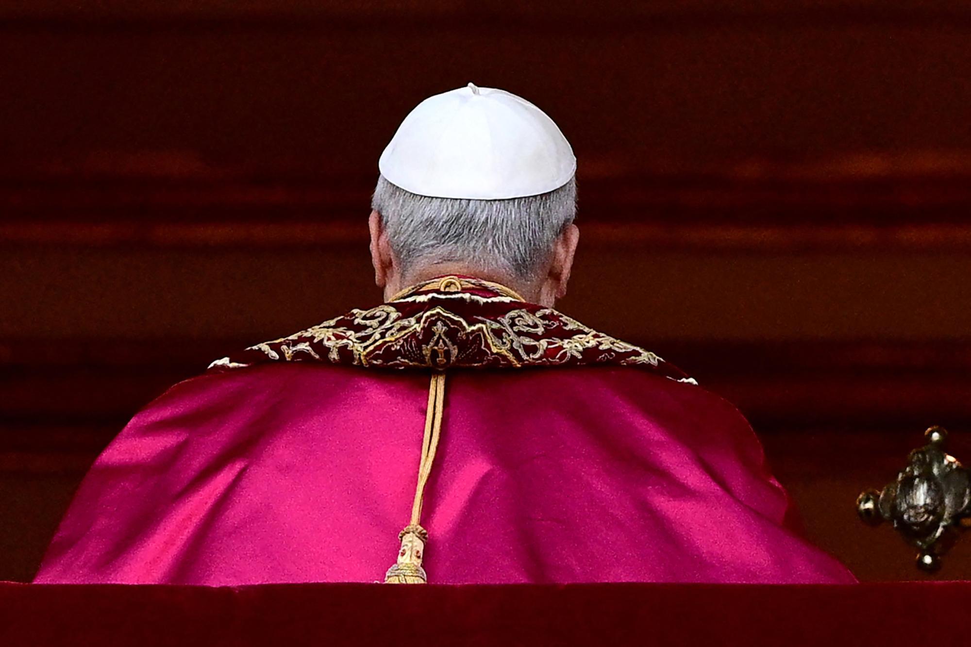 Papst Franziskus von hinten, mit Pileolus und rotem Umhang.