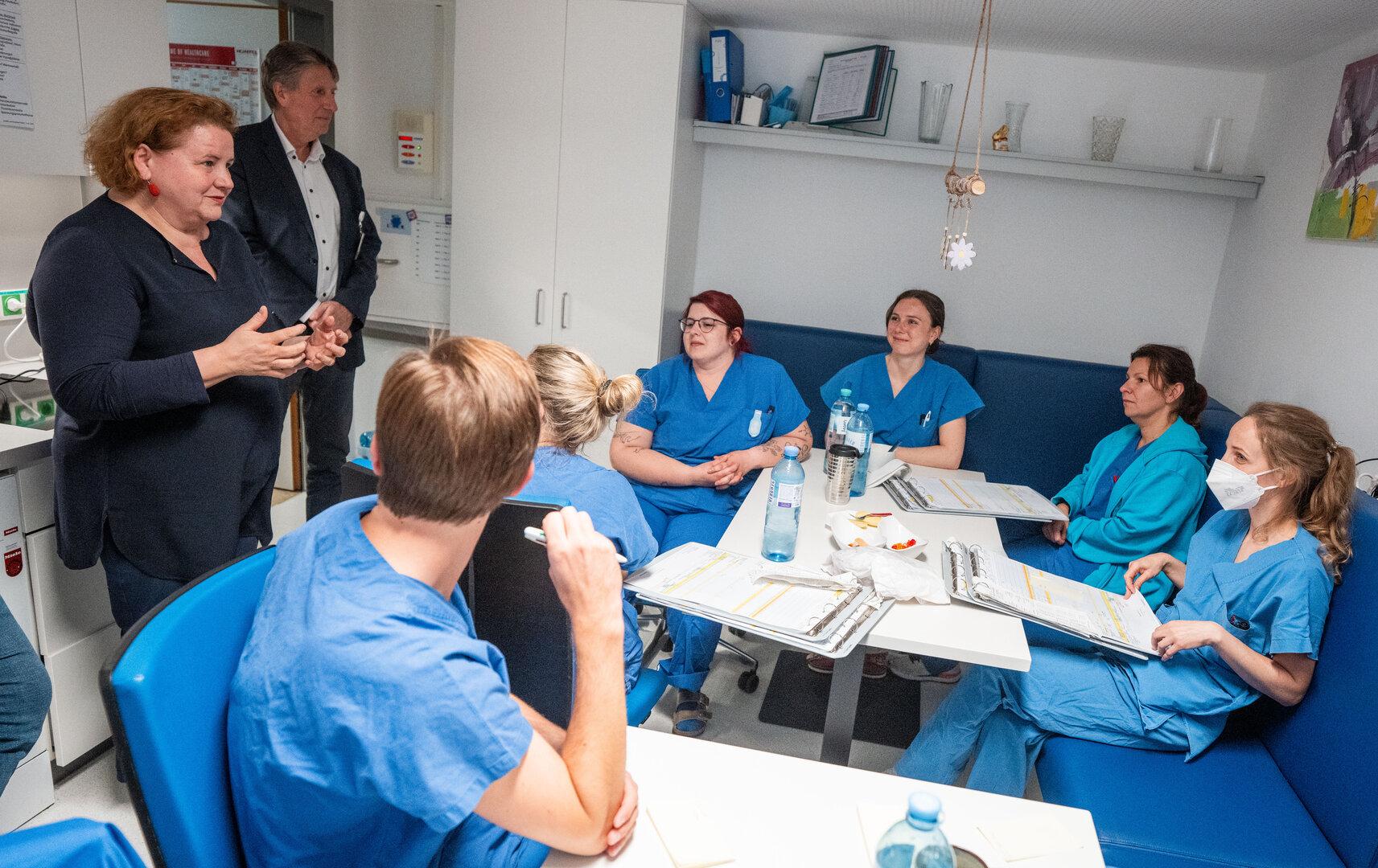 GESUNDHEITSMINISTERIN KORINNA SCHUMANN (SPÖ) BESUCHT DIE PFLEGESTATION IM KRANKENHAUS DER BARMHERZIGEN SCHWESTERN GESUNDHEITSMINISTERIN KORINNA SCHUMANN (SPÖ) BESUCHT DIE PFLEGESTATION IM KRANKENHAUS DER BARMHERZIGEN SCHWESTERN