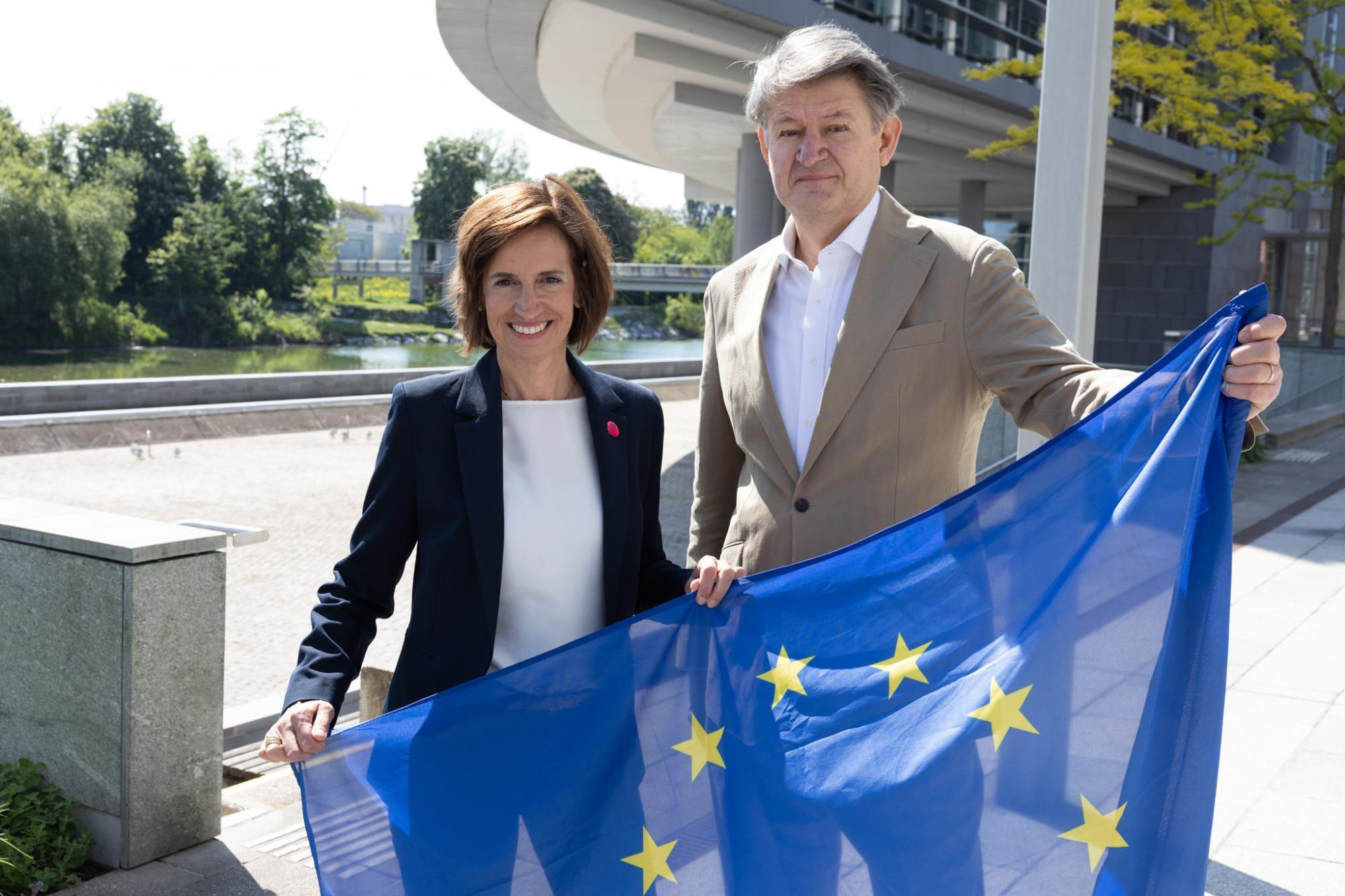 Colline und Brandstätter mit der EU-Fahne