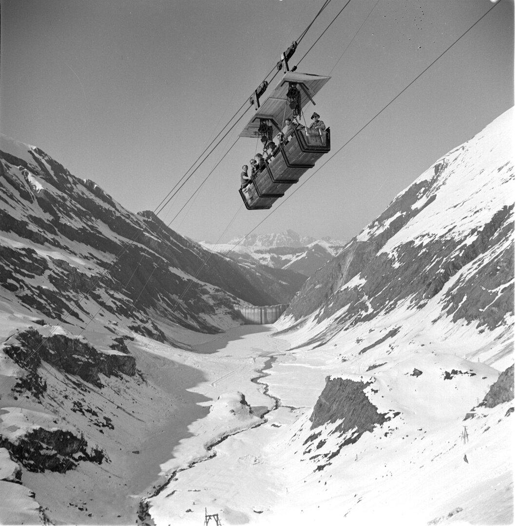 Materialseilbahn voller Arbeiter beim Kraftwerksbau Kaprun.