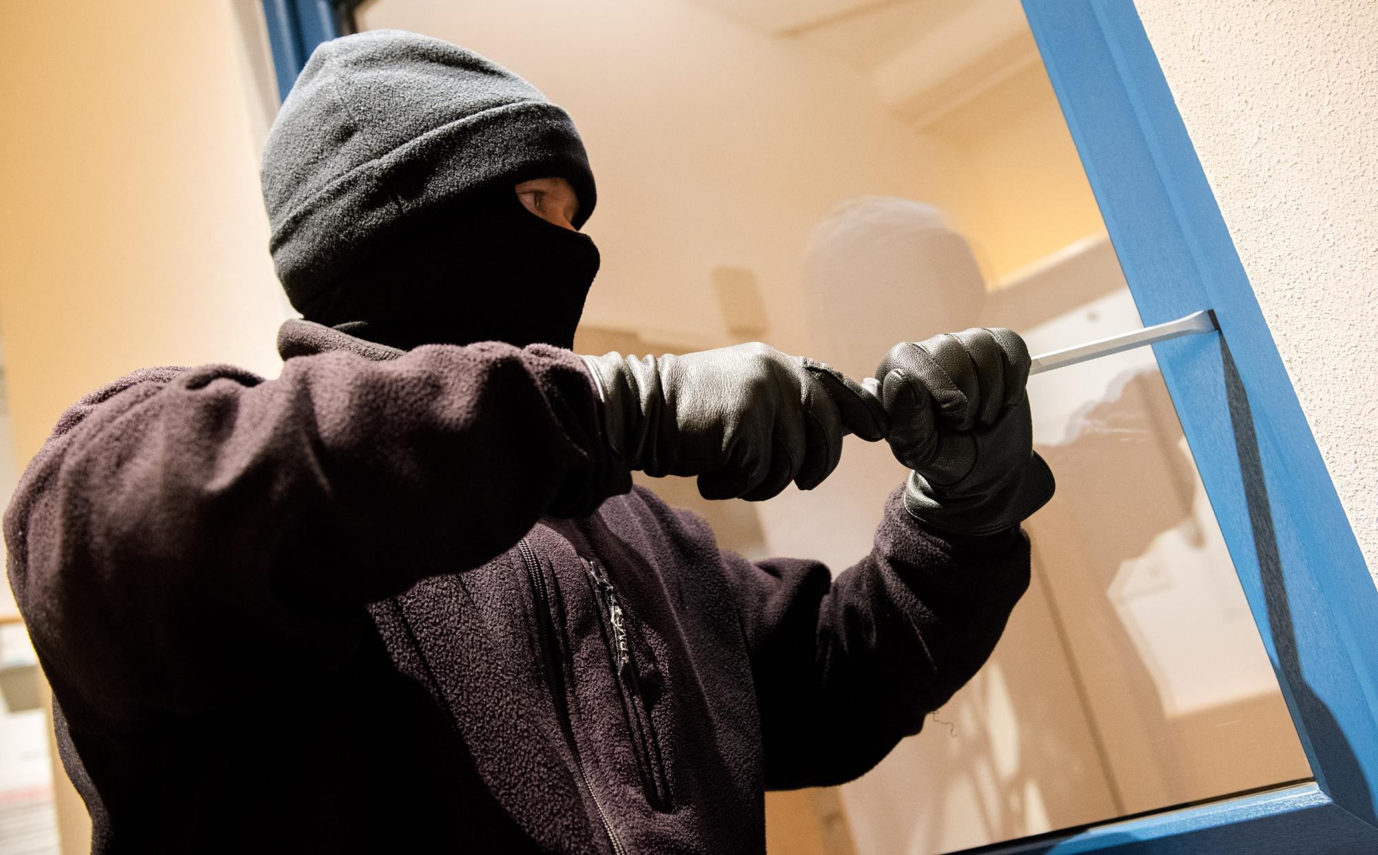 Gruppe wollte Polterer feiern: Mann bricht mit Skimaske in Airbnb ein