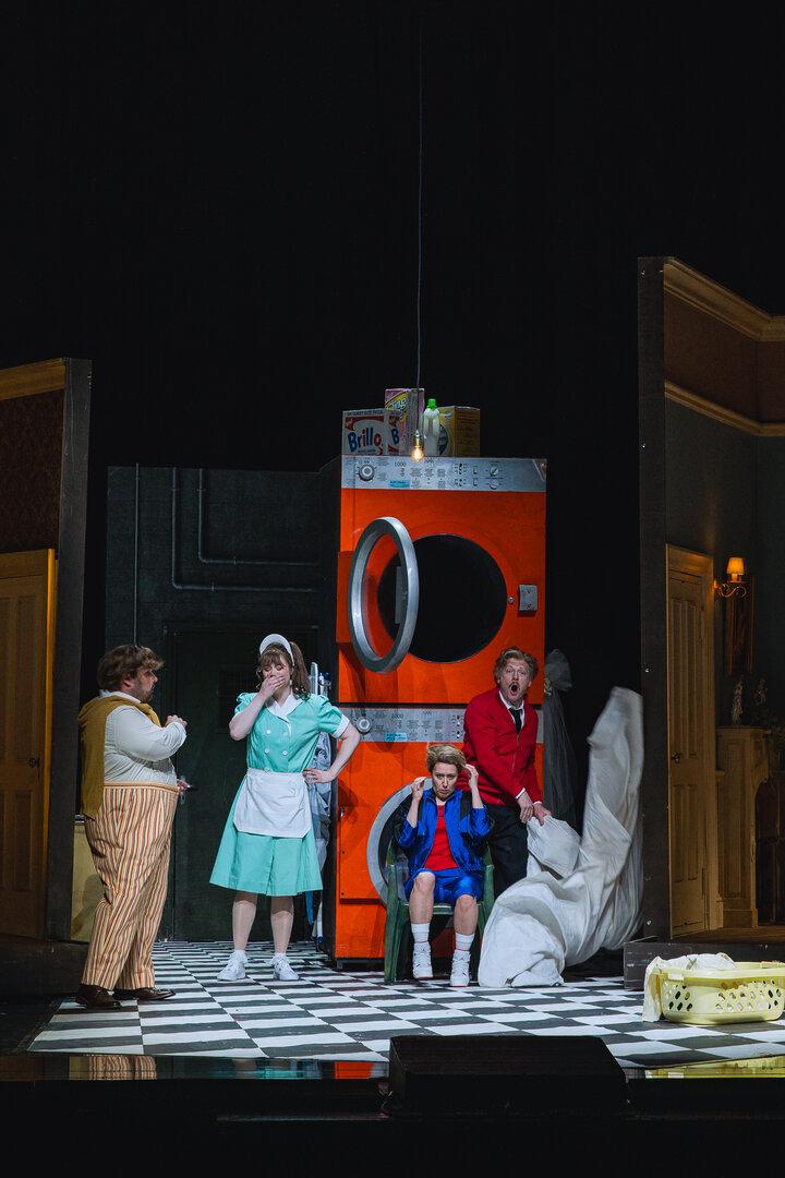 "Nozze di Figaro" an der Volksoper: Almaviva als "alter, weißer Mann" in einer Sitcom