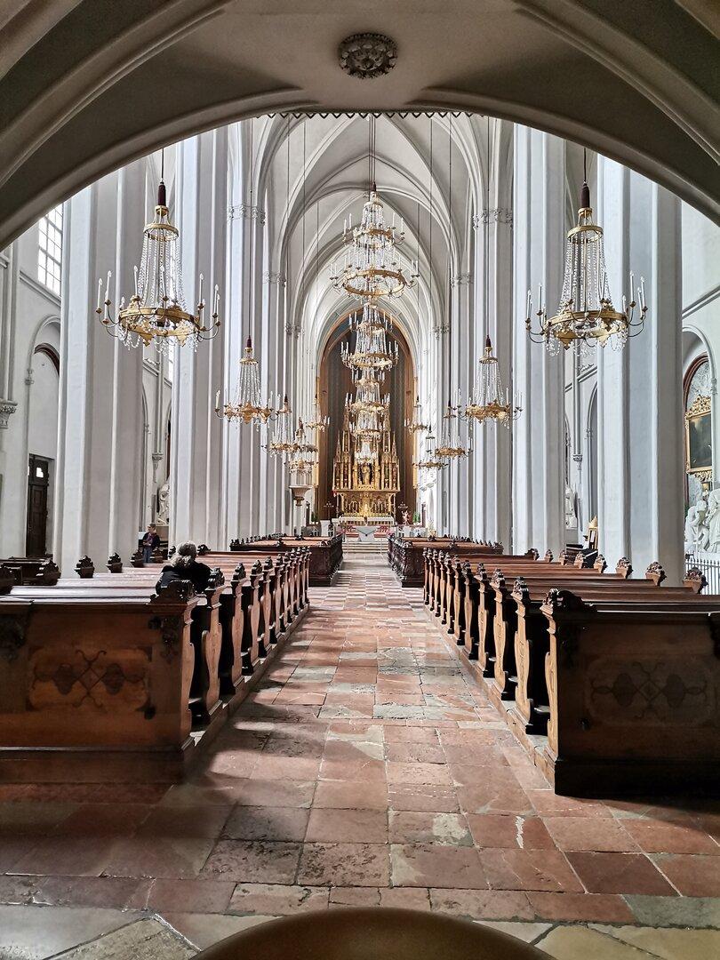 V župniji v Zgornji Avstriji našli dolgo izgubljene roke kamnitega viteza