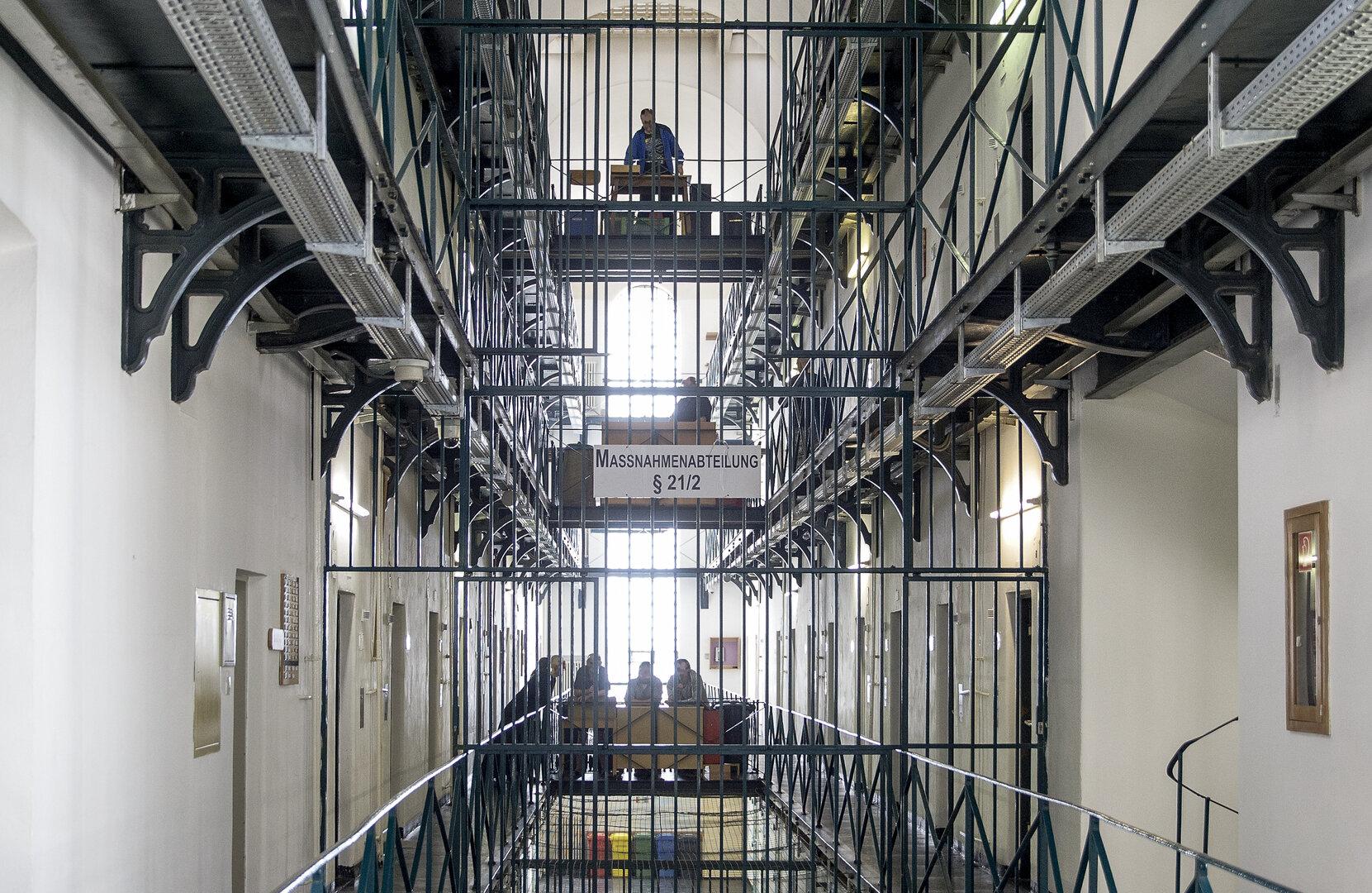 Ustavljena preiskava proti paznikom po smrti zapornika v požaru celice v Gradcu