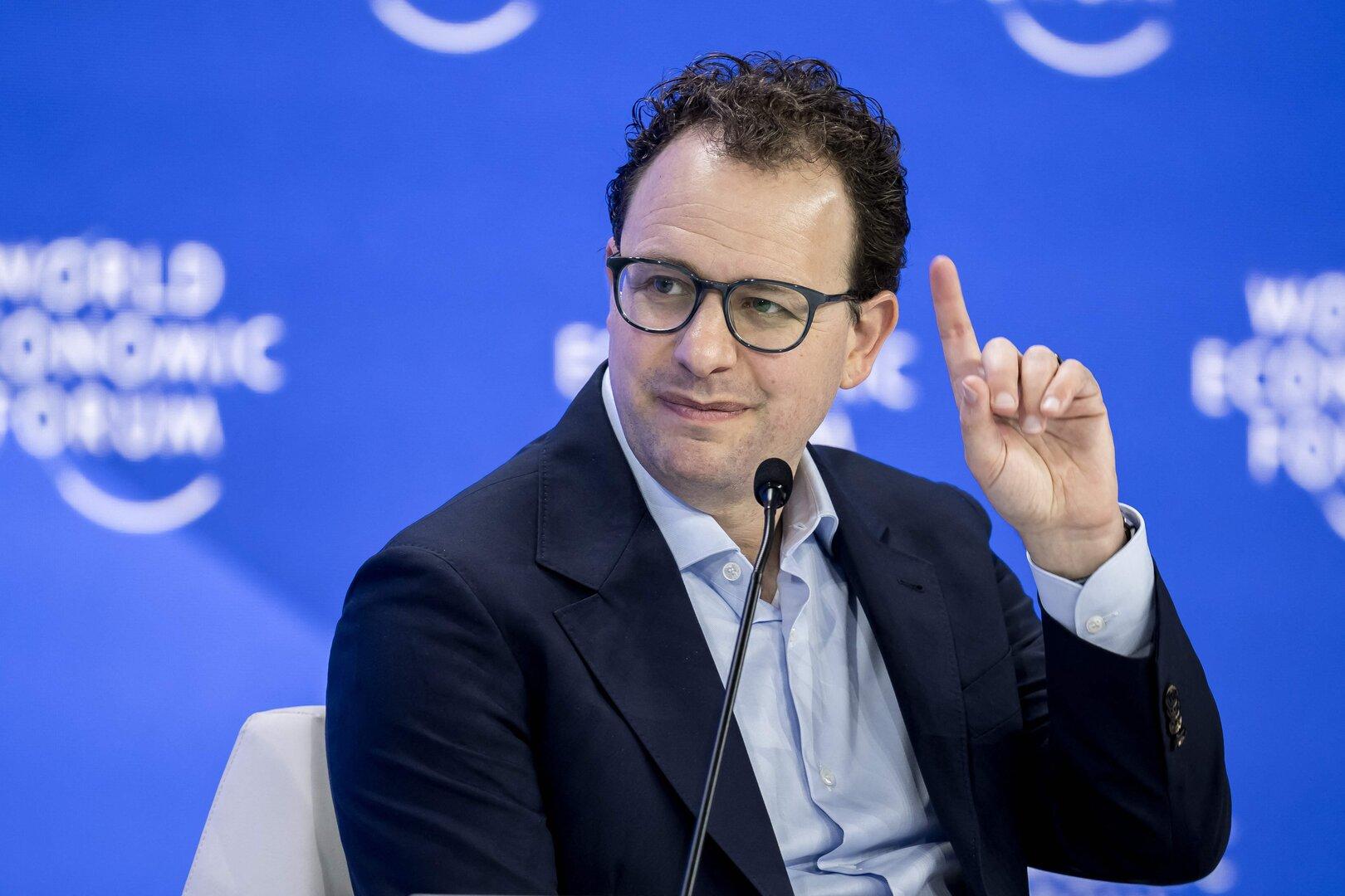 SWITZERLAND-DAVOS-POLITICS-ECONOMY-AI Zeigt auf: Dario Amodei