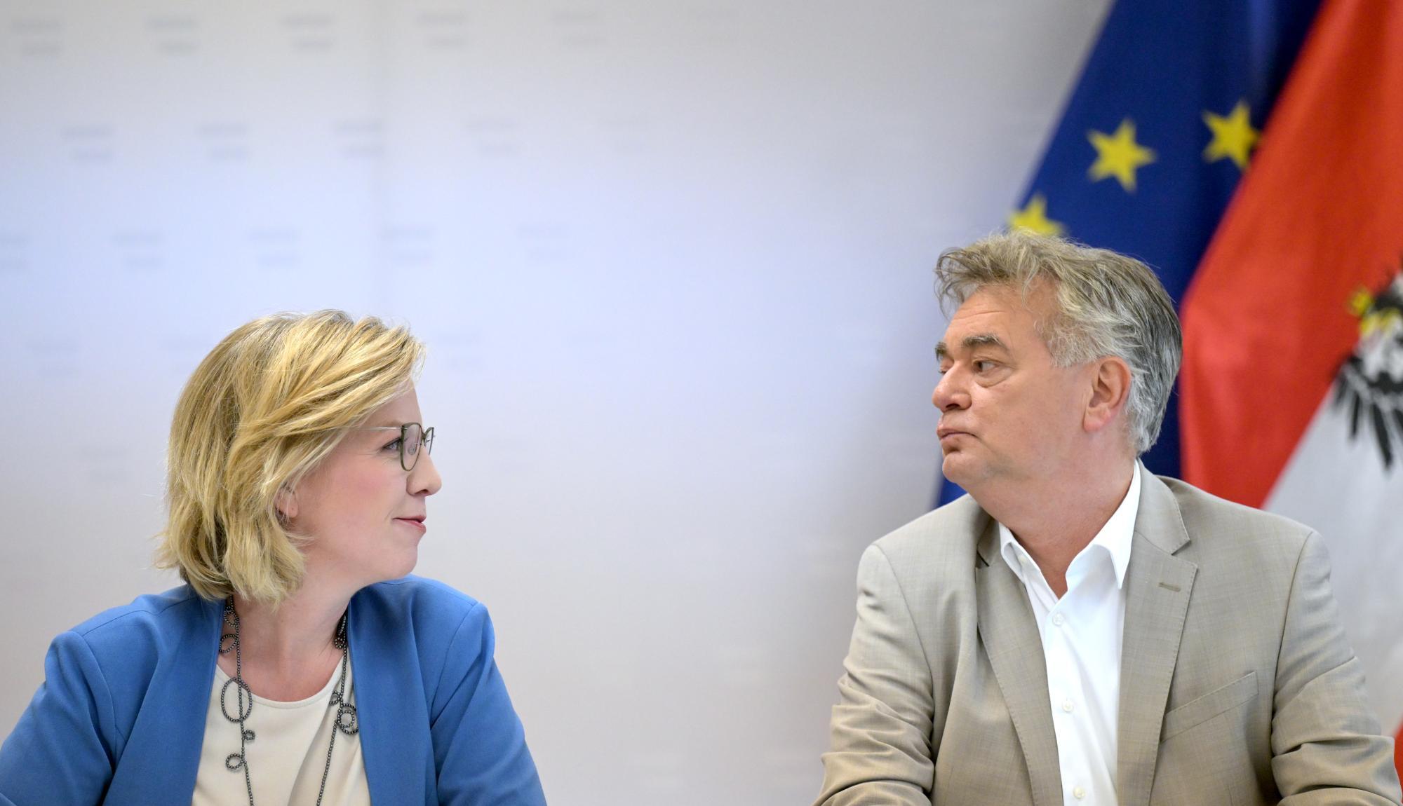Gewessler und Kogler bei der Pressekonferenz „Energiewendepaket 2.0“ der Grünen.