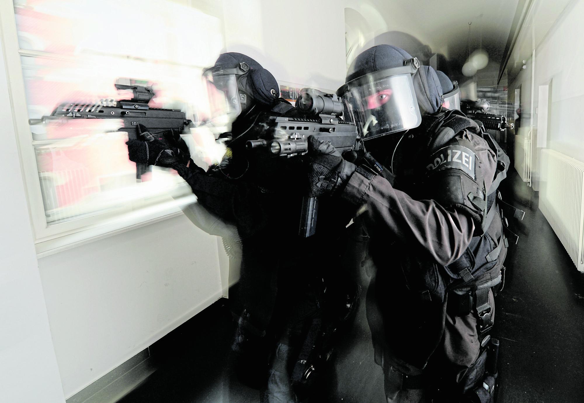 Großeinsatz der Polizei in OÖ:  "Waffenübungen" auf Bauernhof