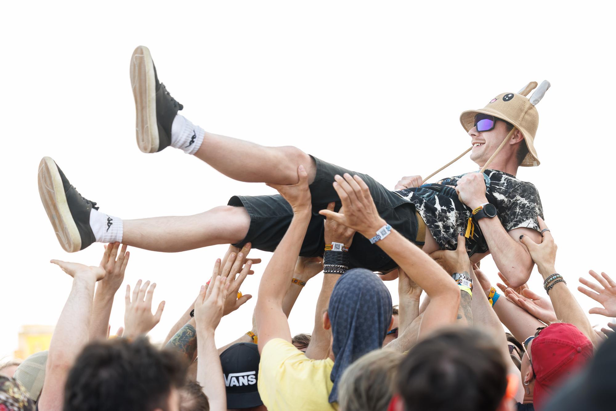 ++ THEMENBILD ++ NOVA ROCK 2025 / BESUCHER / CROWDSURFER / FESTIVAL ++ THEMENBILD ++ NOVA ROCK 2025 / BESUCHER / CROWDSURFER / FESTIVAL
