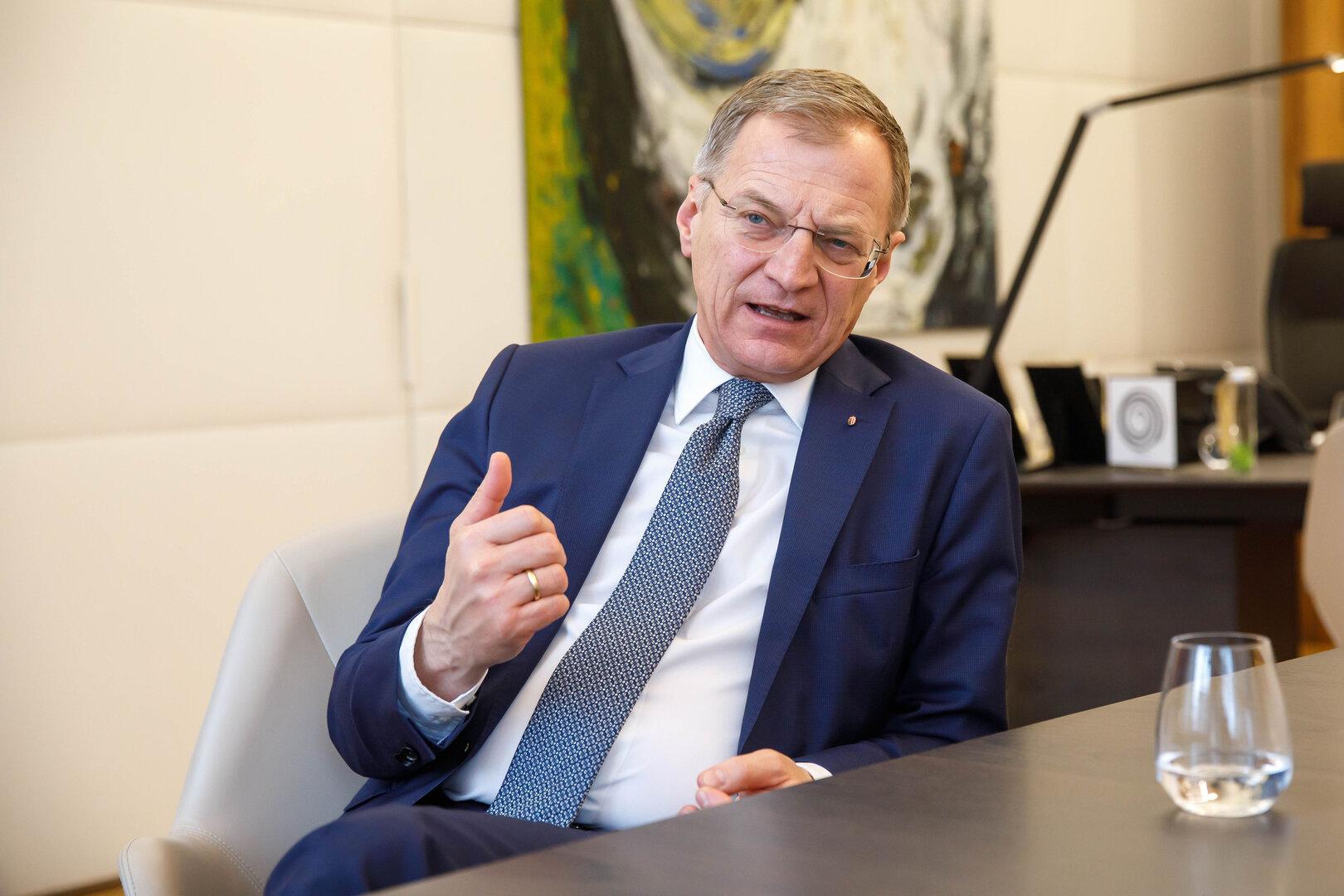 Landeshauptmann Thomas Stelzer gibt einen Daumen nach oben.