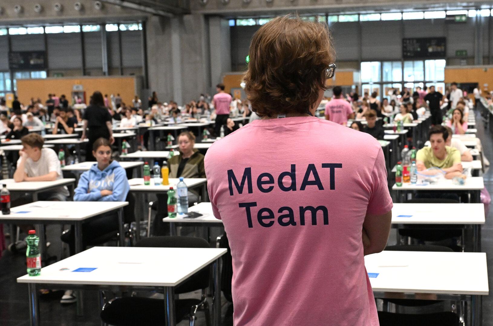 AUFNAHMETESTS FÜR DIE MEDIZINISCHEN FAKULTÄTEN IN WIEN AUFNAHMETESTS FÜR DIE MEDIZINISCHEN FAKULTÄTEN IN WIEN