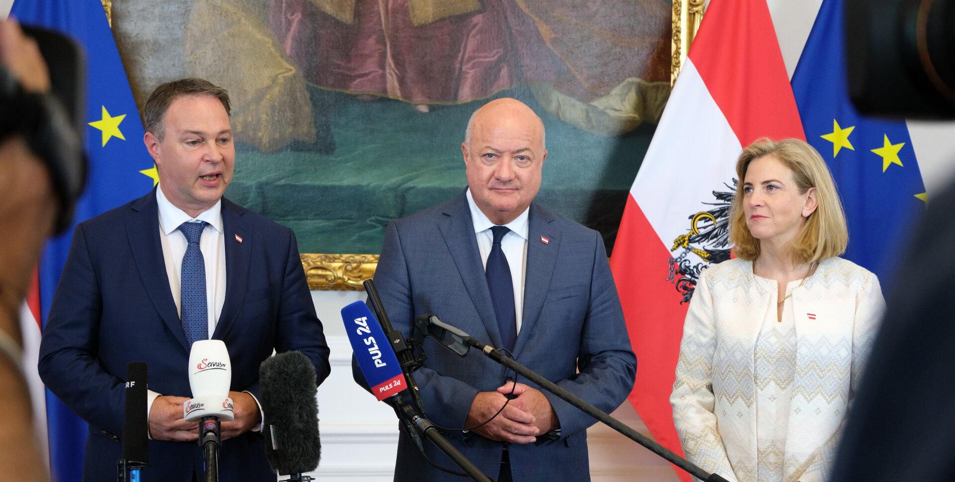 Andreas Babler, Günter Stocker und Beate Meinl-Reisinger bei einem Pressefrühstück.