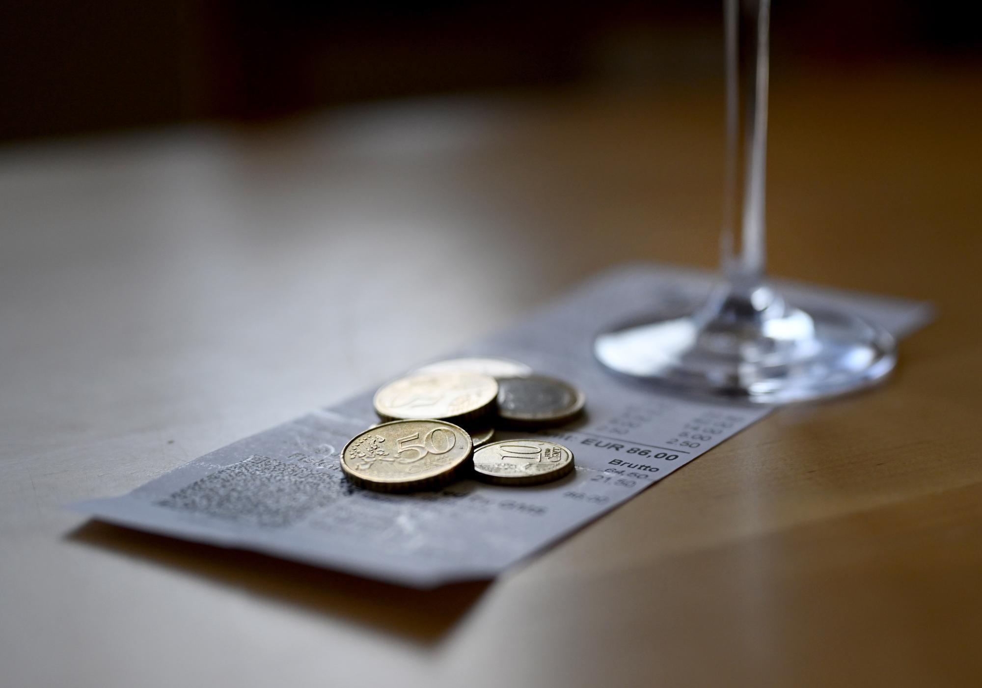 Streit ums Trinkgeld geht weiter: Neos kritisieren Sozialpartner
