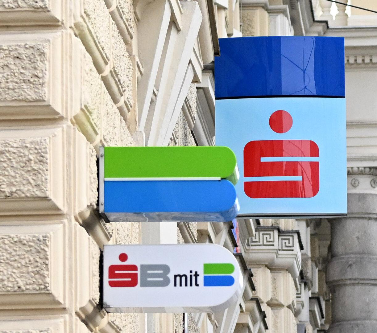 Neue Karte und IBAN: Große Umstellung für viele Sparkassen-Kunden