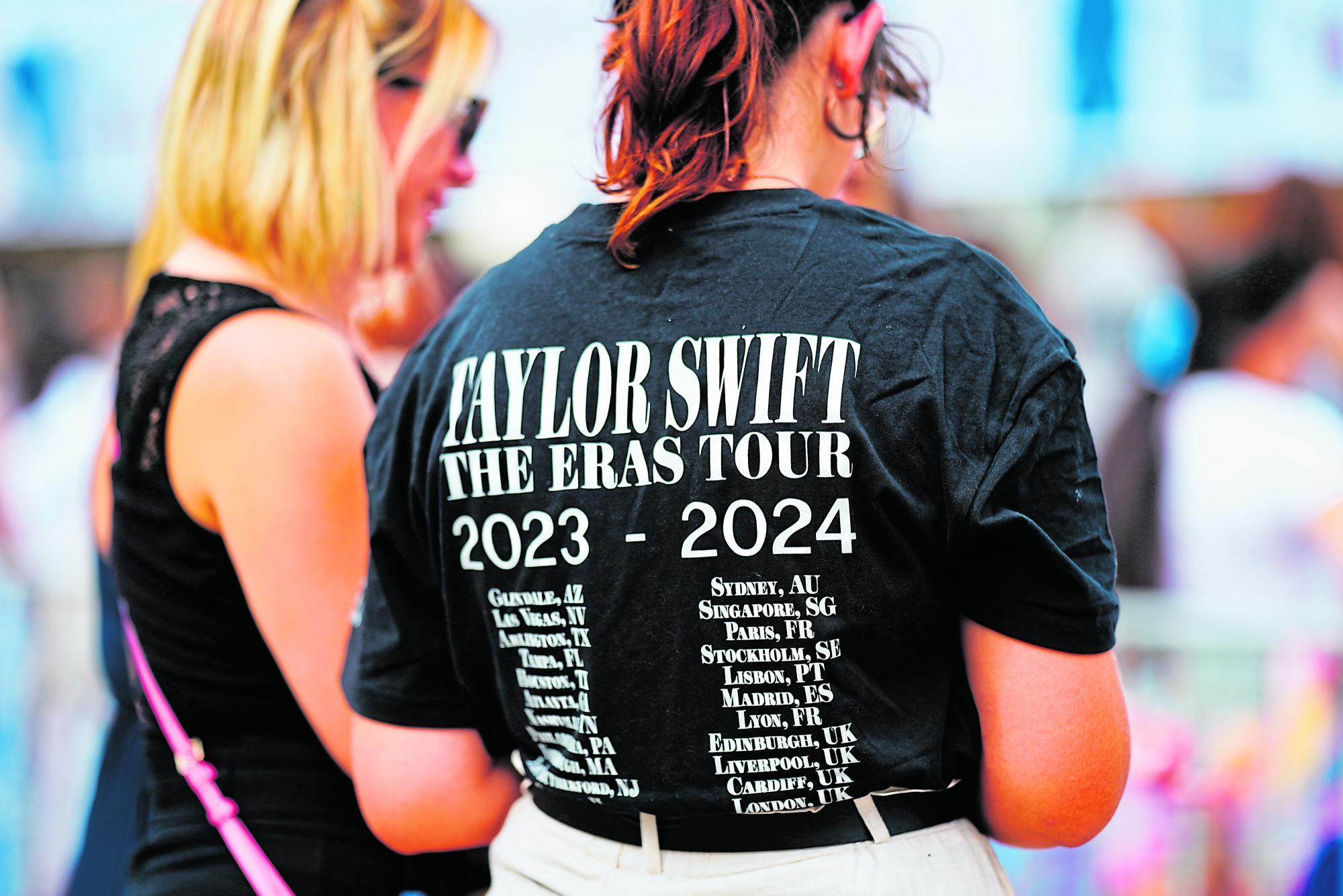 Vor einem Taylor Swift-Konzert: Merchandise der „Taylor Swift The Eras Tour“.